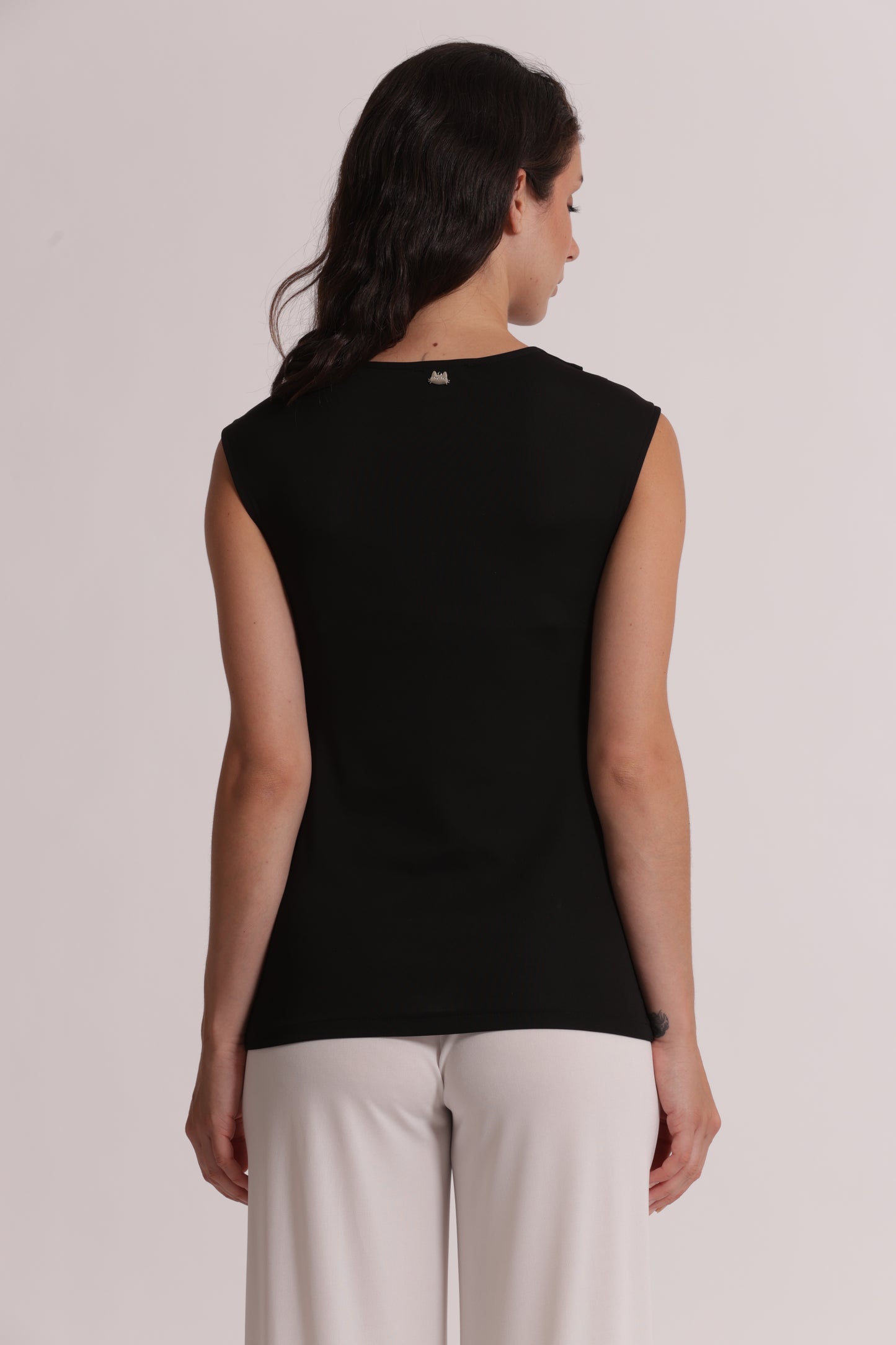 TOP SCOLLO A V CON ARRICCIATURA FRONTALE