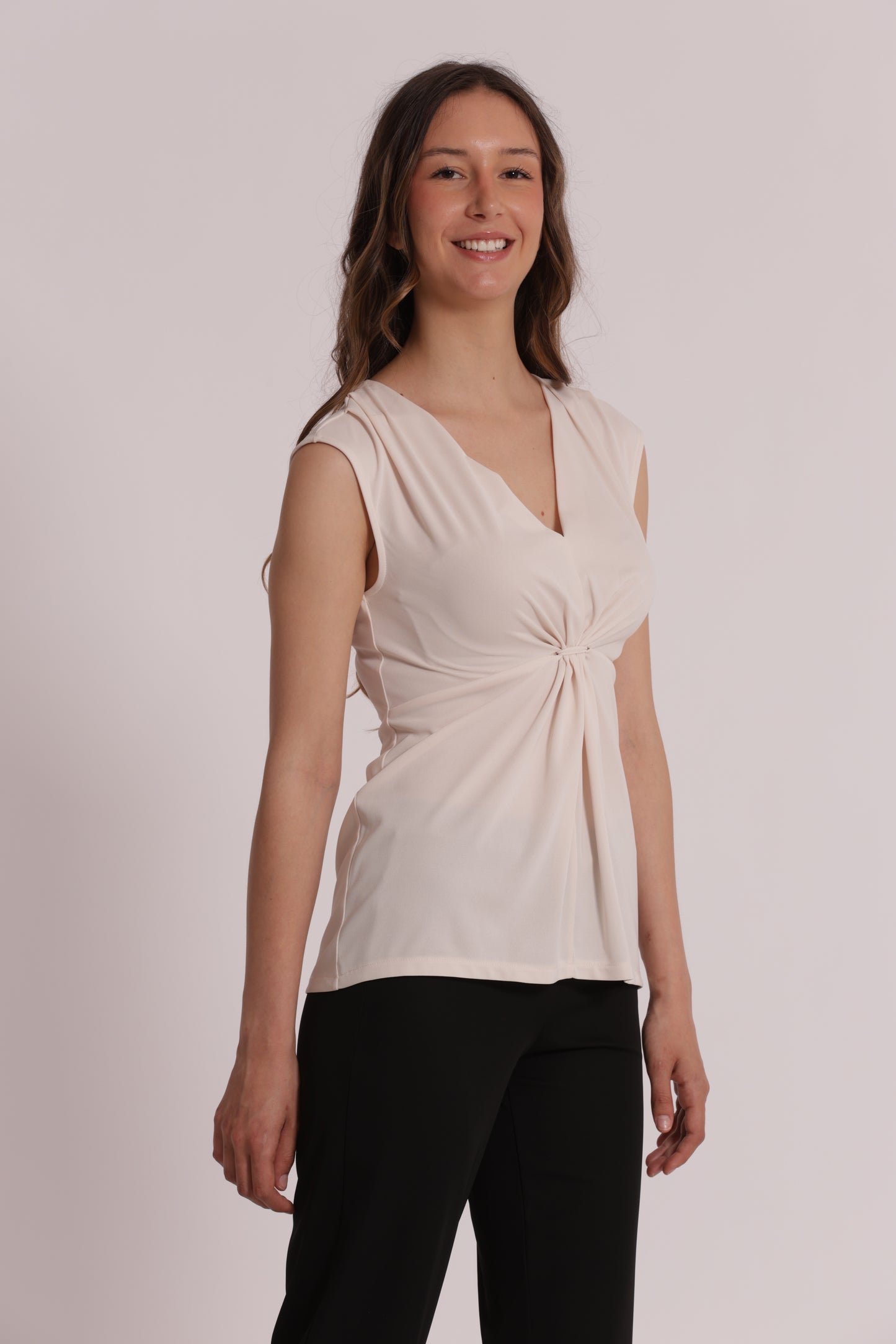 TOP SCOLLO A V CON ARRICCIATURA FRONTALE