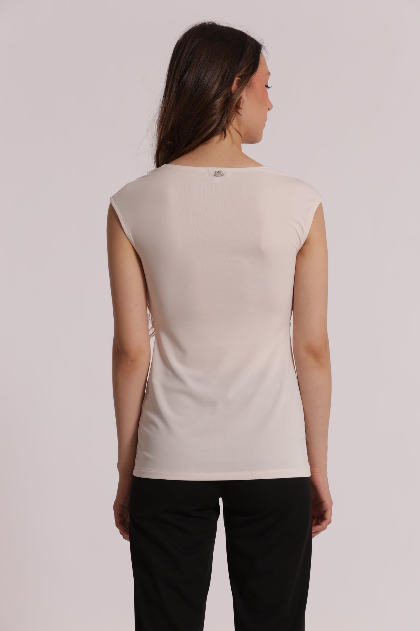 TOP SCOLLO A V CON ARRICCIATURA FRONTALE