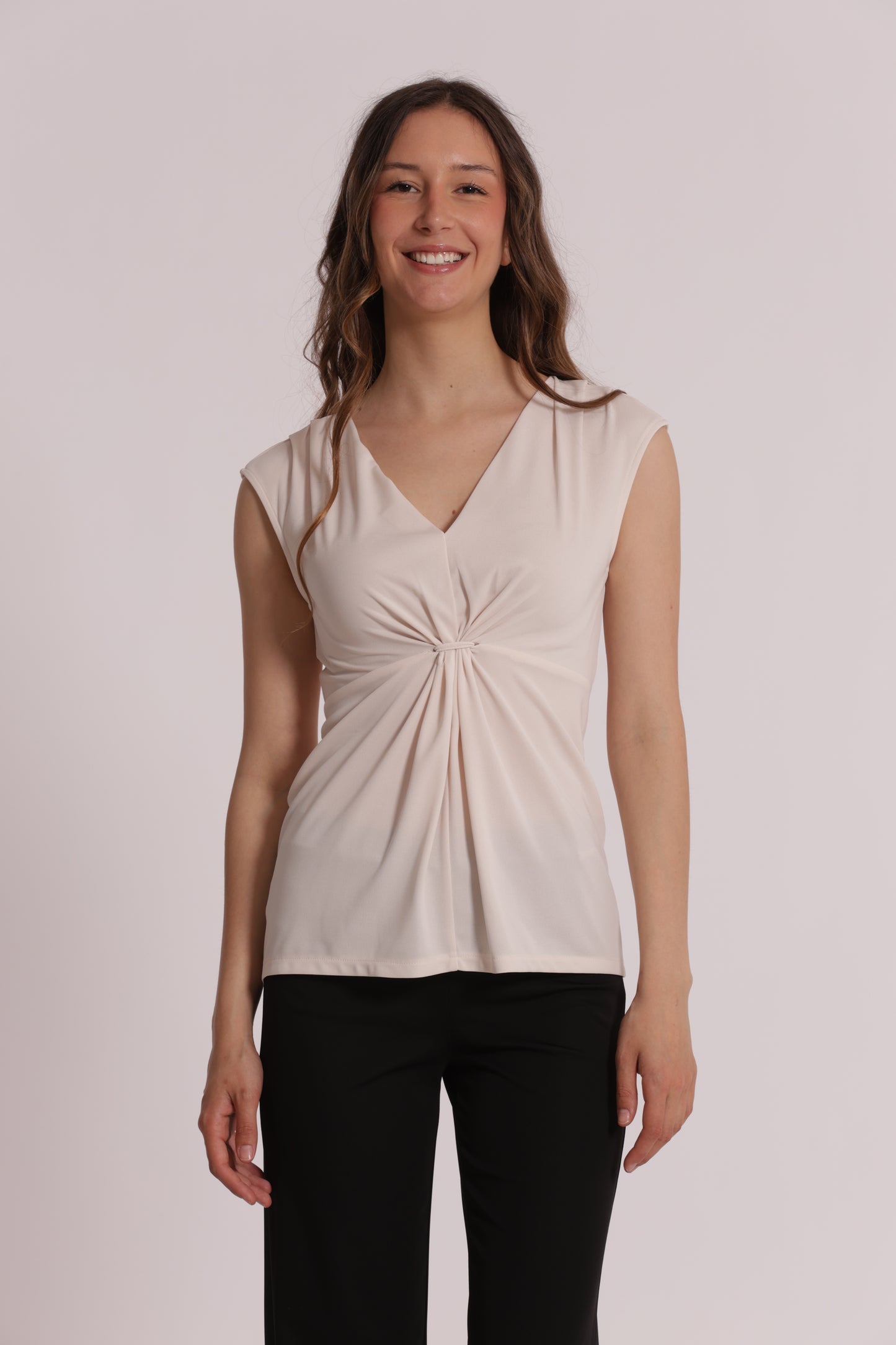 TOP SCOLLO A V CON ARRICCIATURA FRONTALE