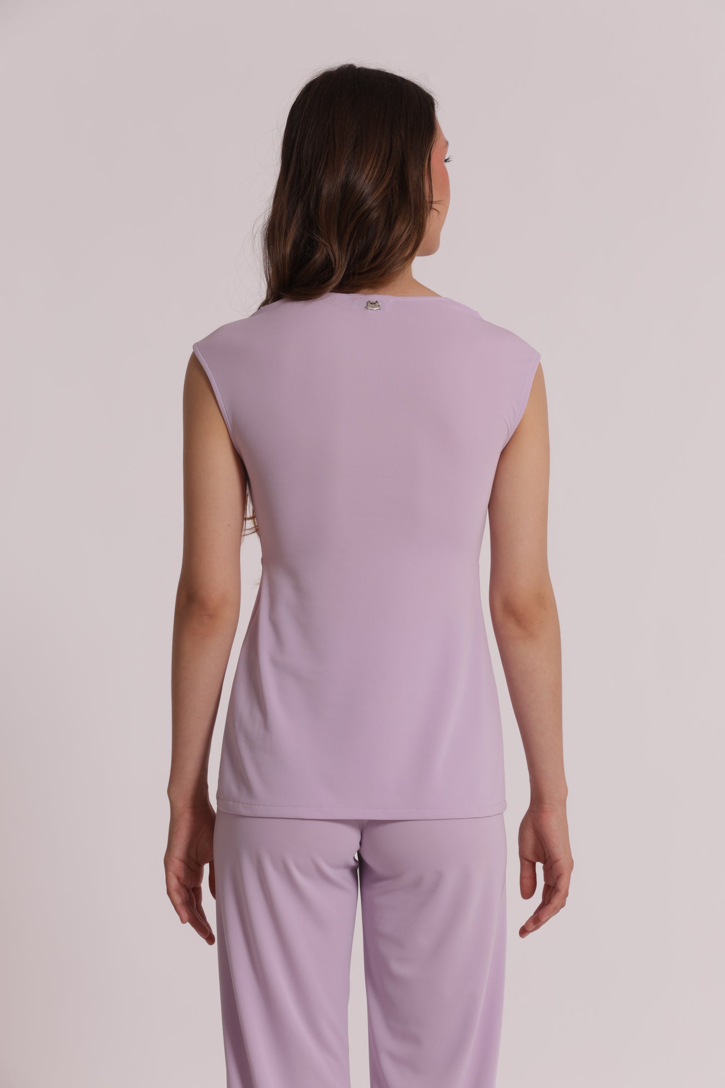 TOP SCOLLO A V CON ARRICCIATURA FRONTALE