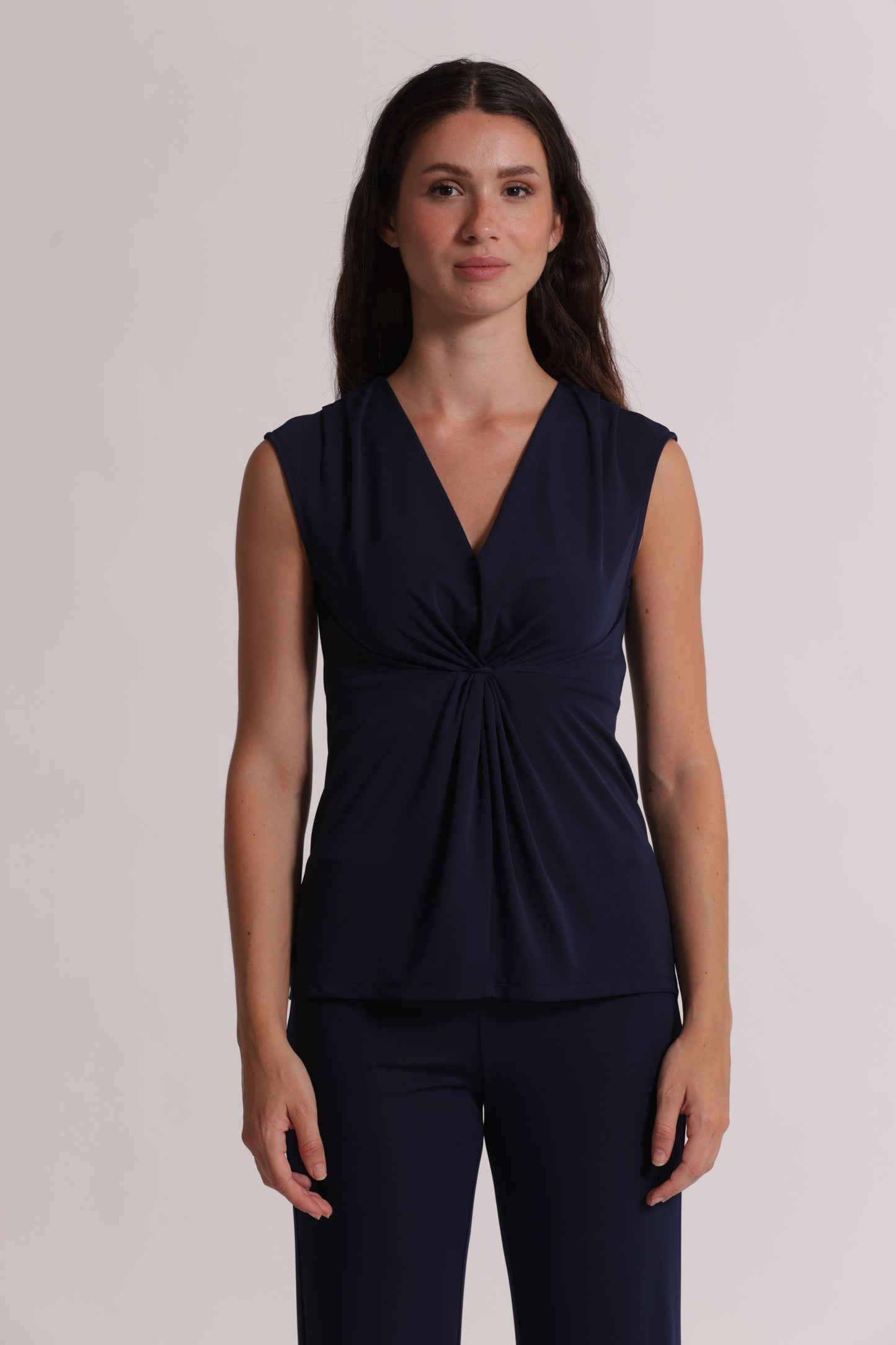TOP SCOLLO A V CON ARRICCIATURA FRONTALE