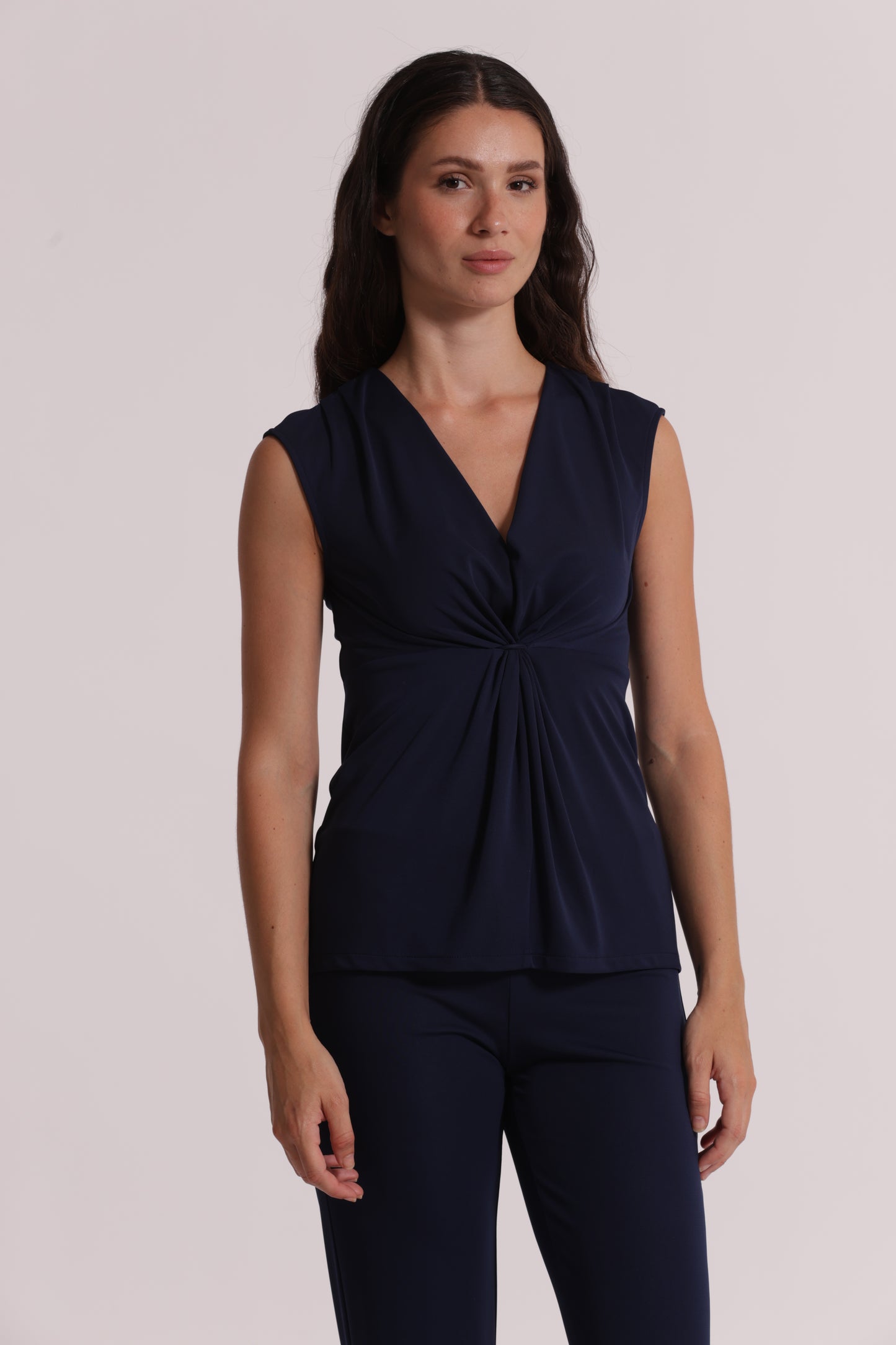 TOP SCOLLO A V CON ARRICCIATURA FRONTALE