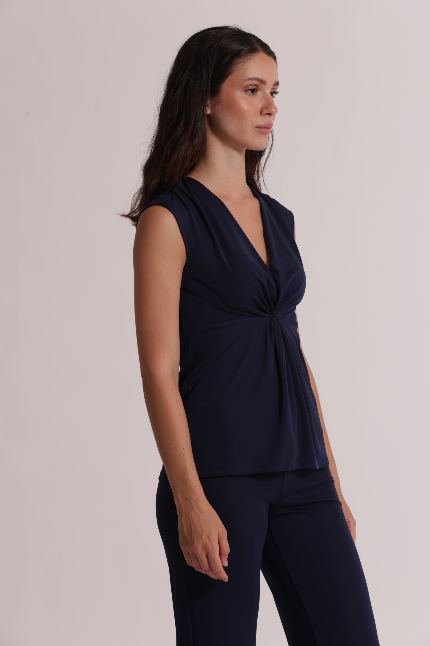 TOP SCOLLO A V CON ARRICCIATURA FRONTALE