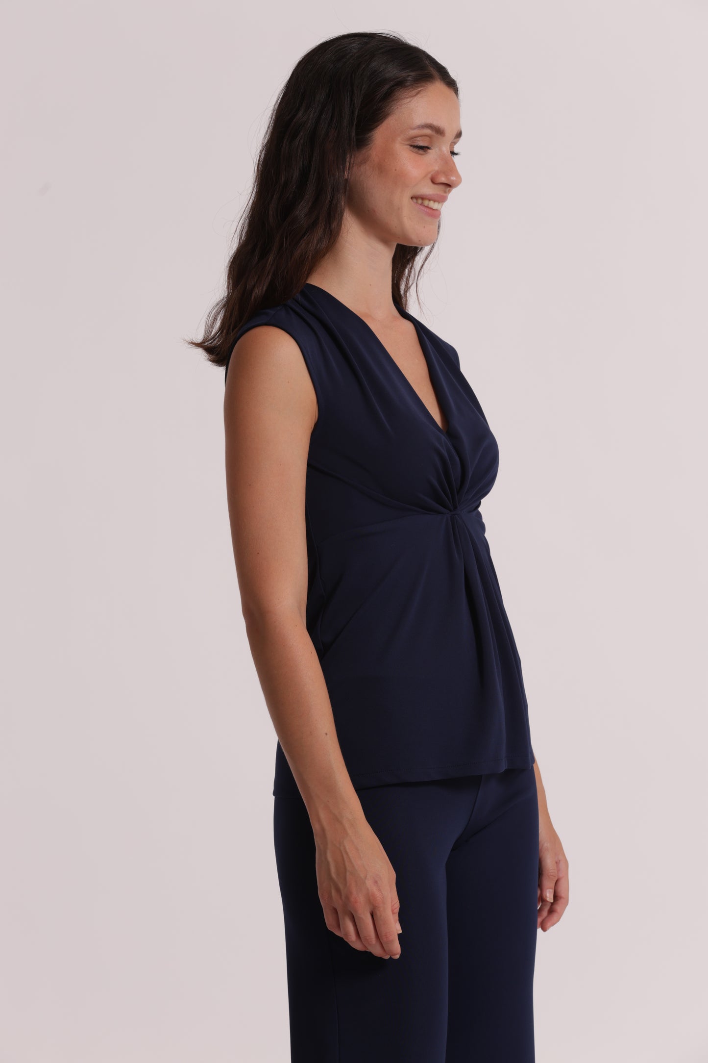 TOP SCOLLO A V CON ARRICCIATURA FRONTALE