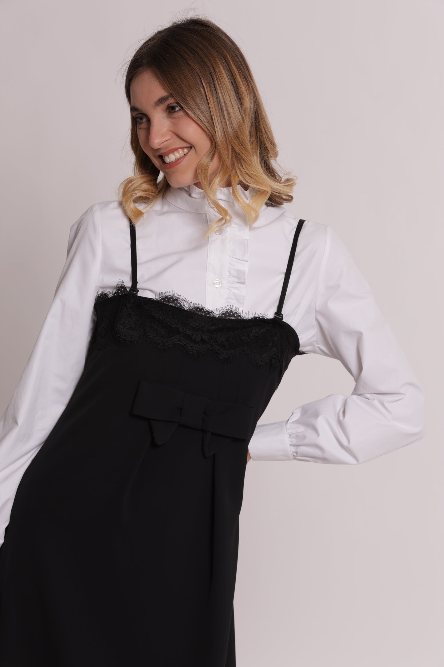 ABITO CORTO CON PIZZO E FIOCCO