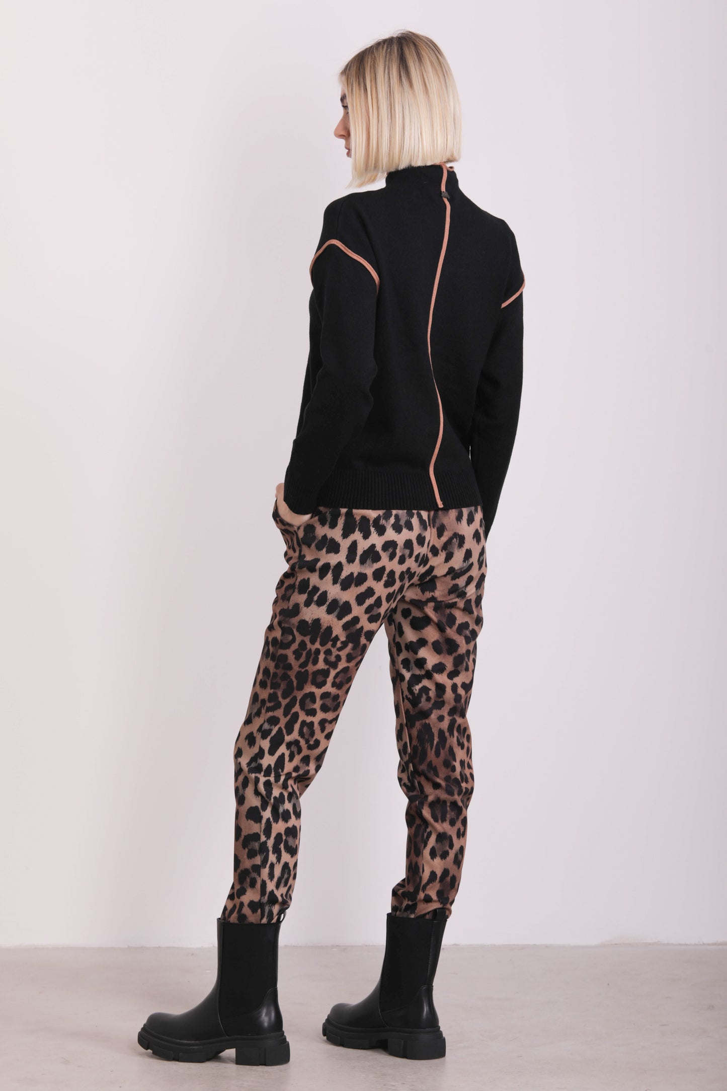 PANTALONE CON ELASTICO DIETRO FANTASIA LEOPARDATA