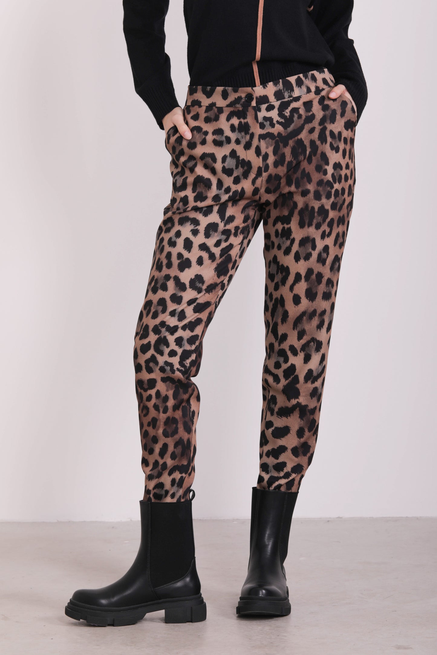 PANTALONE CON ELASTICO DIETRO FANTASIA LEOPARDATA