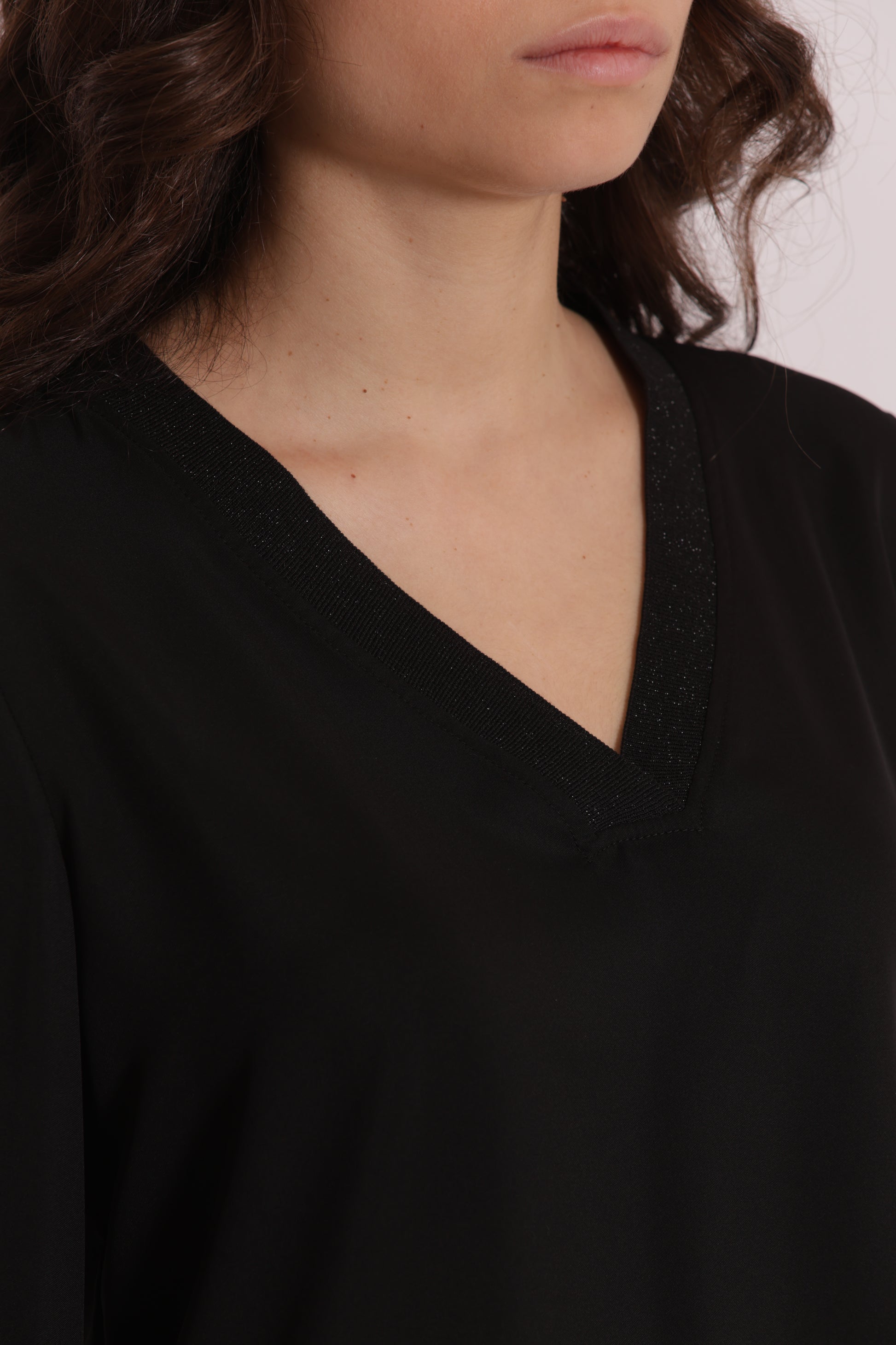 BLUSA SCOLLO A V CON DETTAGLIO LUREX