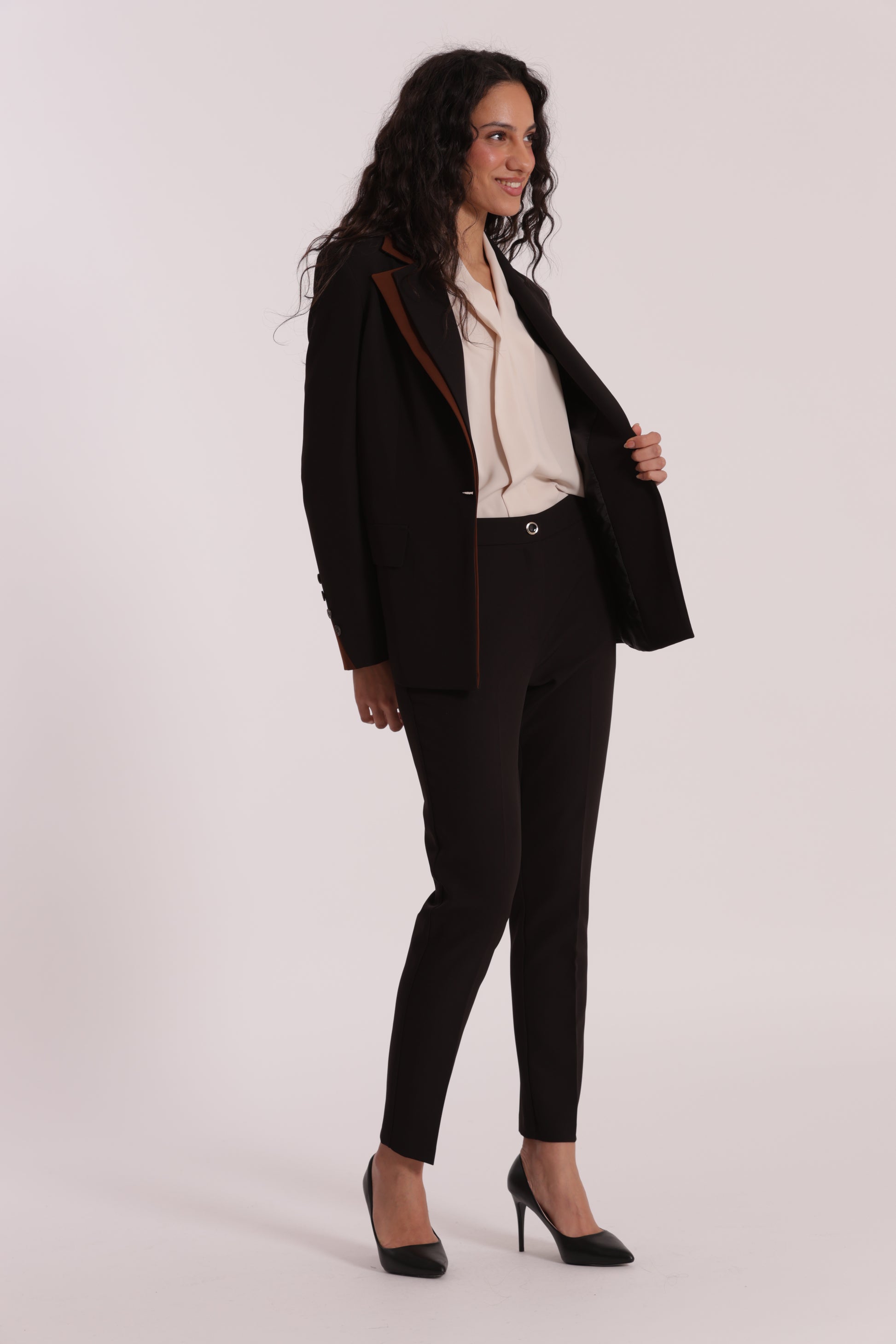 PANTALONE SIGARETTA CON ELASTICO DIETRO IN TESSUTO TECNICO
