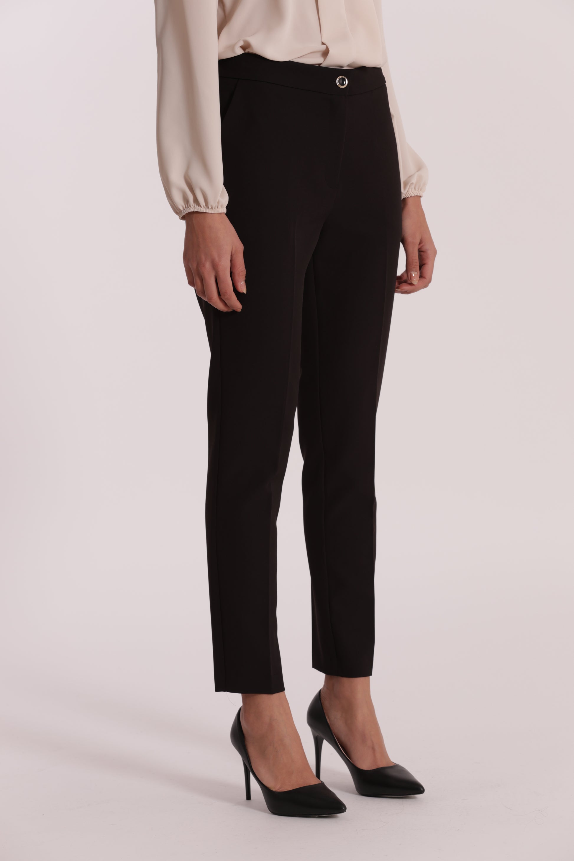 PANTALONE SIGARETTA CON ELASTICO DIETRO IN TESSUTO TECNICO