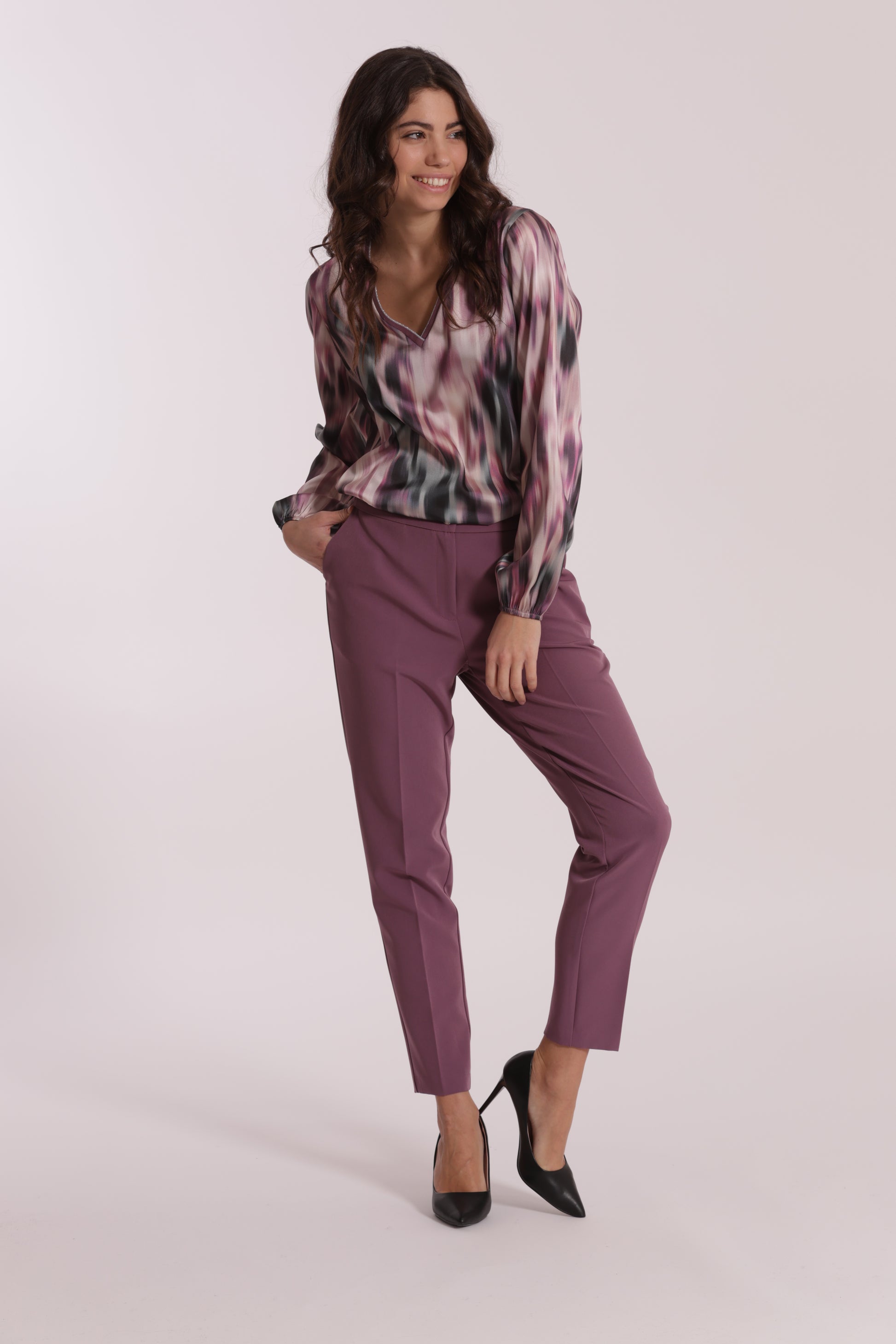 PANTALONE SIGARETTA CON ELASTICO DIETRO IN TESSUTO TECNICO