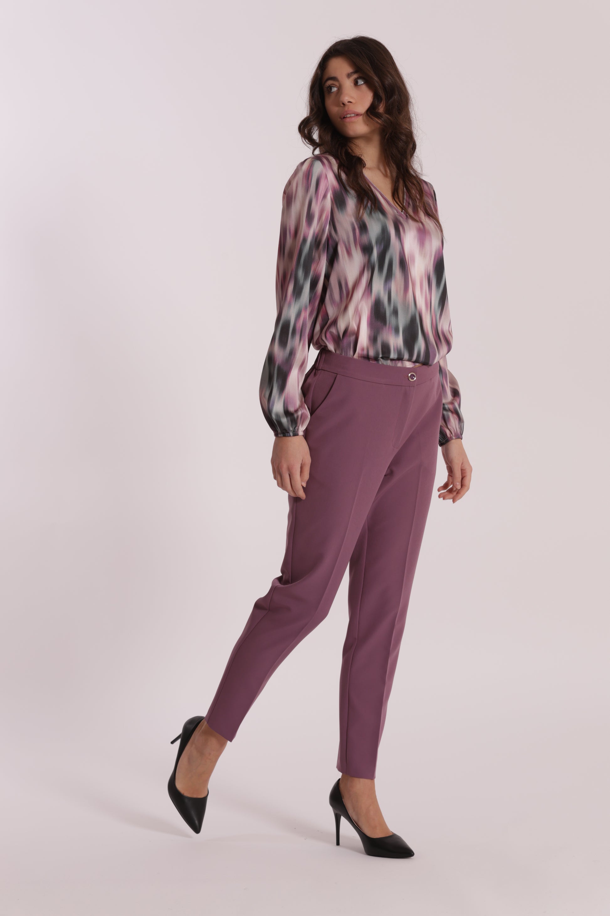 PANTALONE SIGARETTA CON ELASTICO DIETRO IN TESSUTO TECNICO
