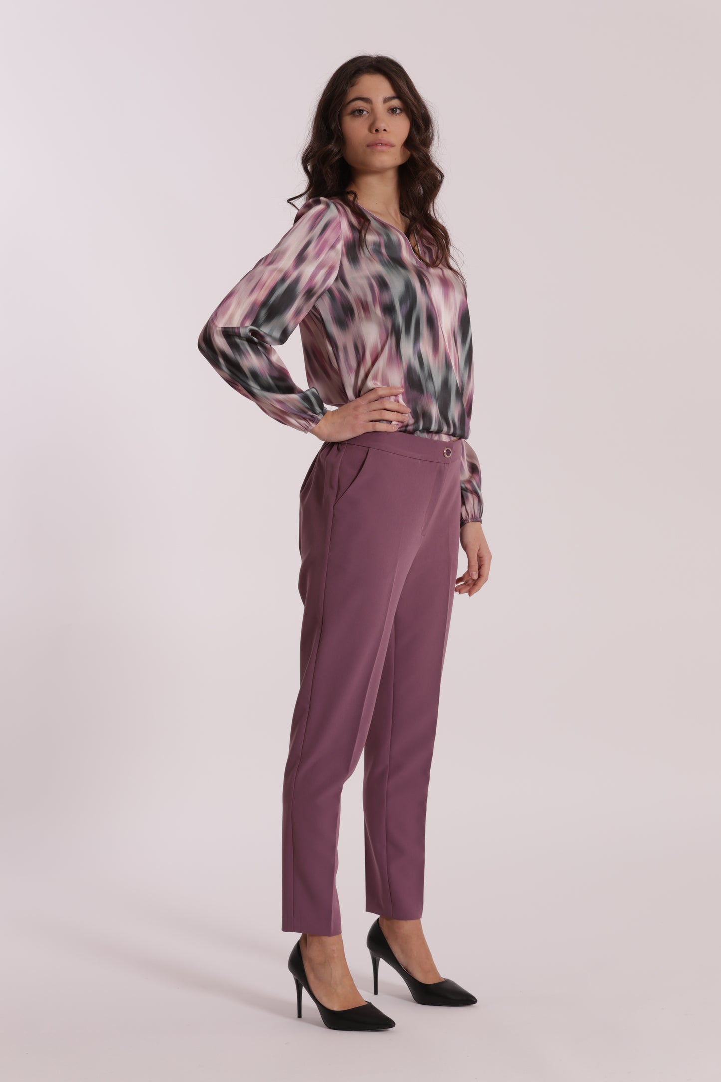 PANTALONE SIGARETTA CON ELASTICO DIETRO IN TESSUTO TECNICO