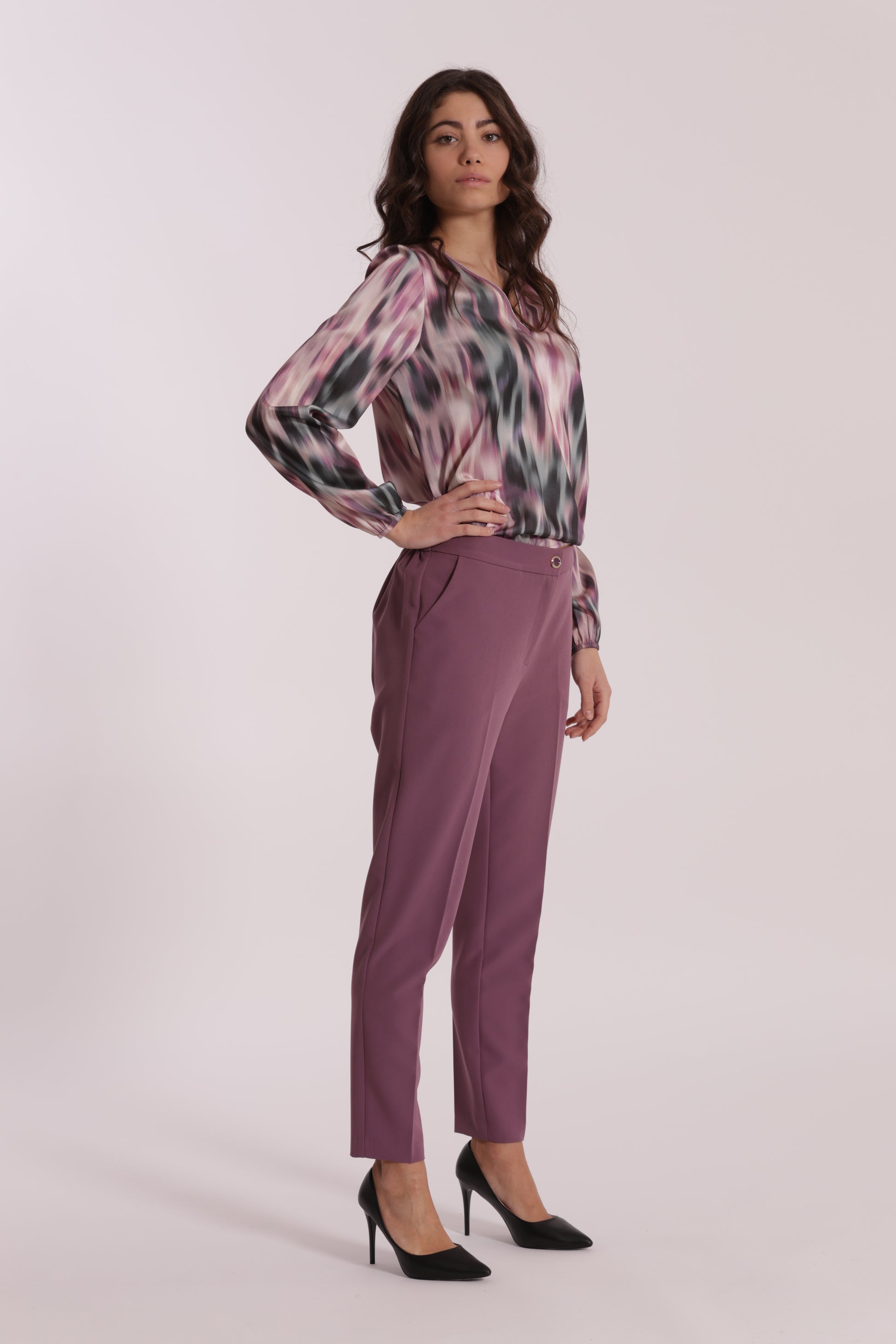 PANTALONE SIGARETTA CON ELASTICO DIETRO IN TESSUTO TECNICO