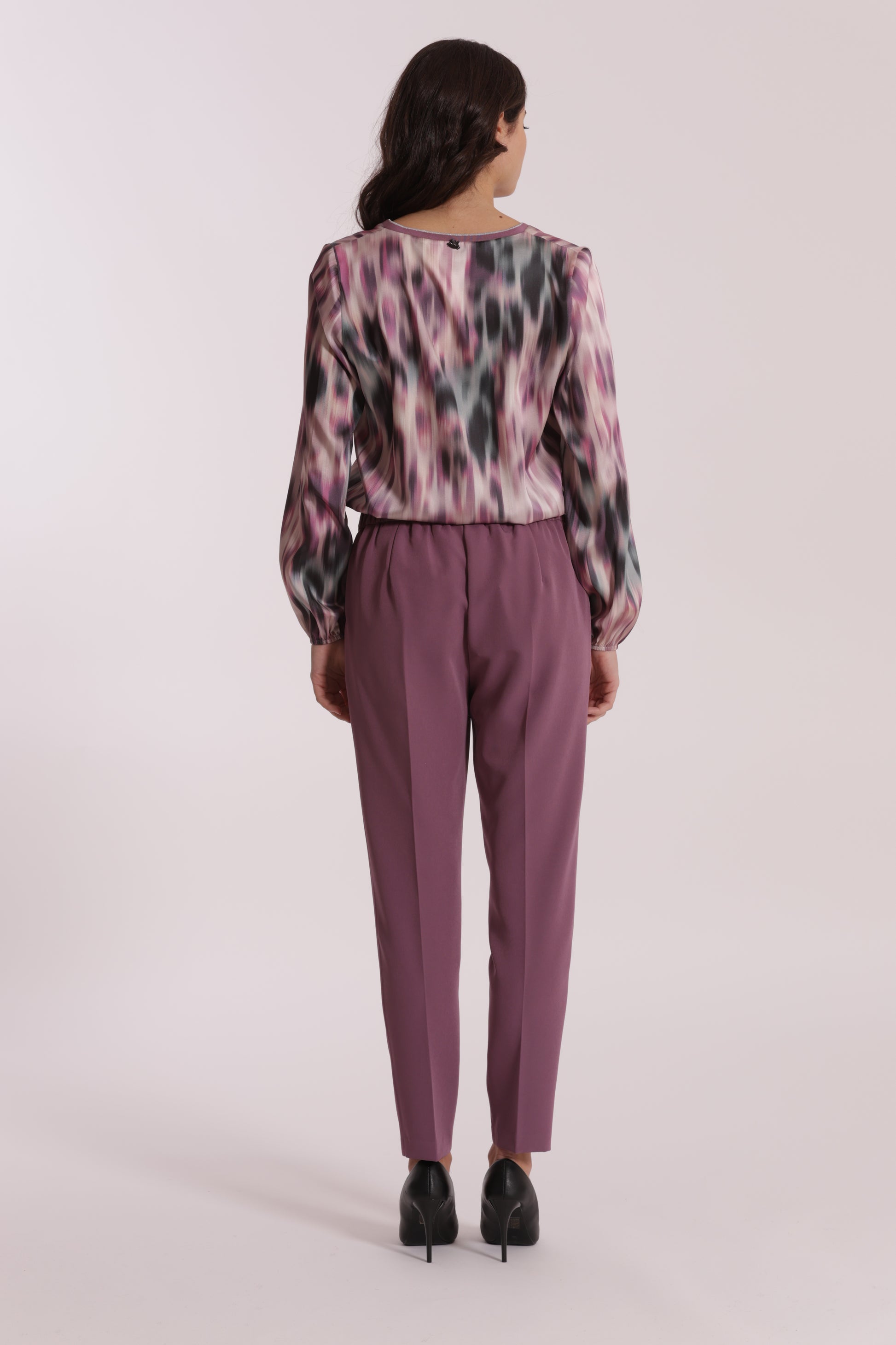 PANTALONE SIGARETTA CON ELASTICO DIETRO IN TESSUTO TECNICO
