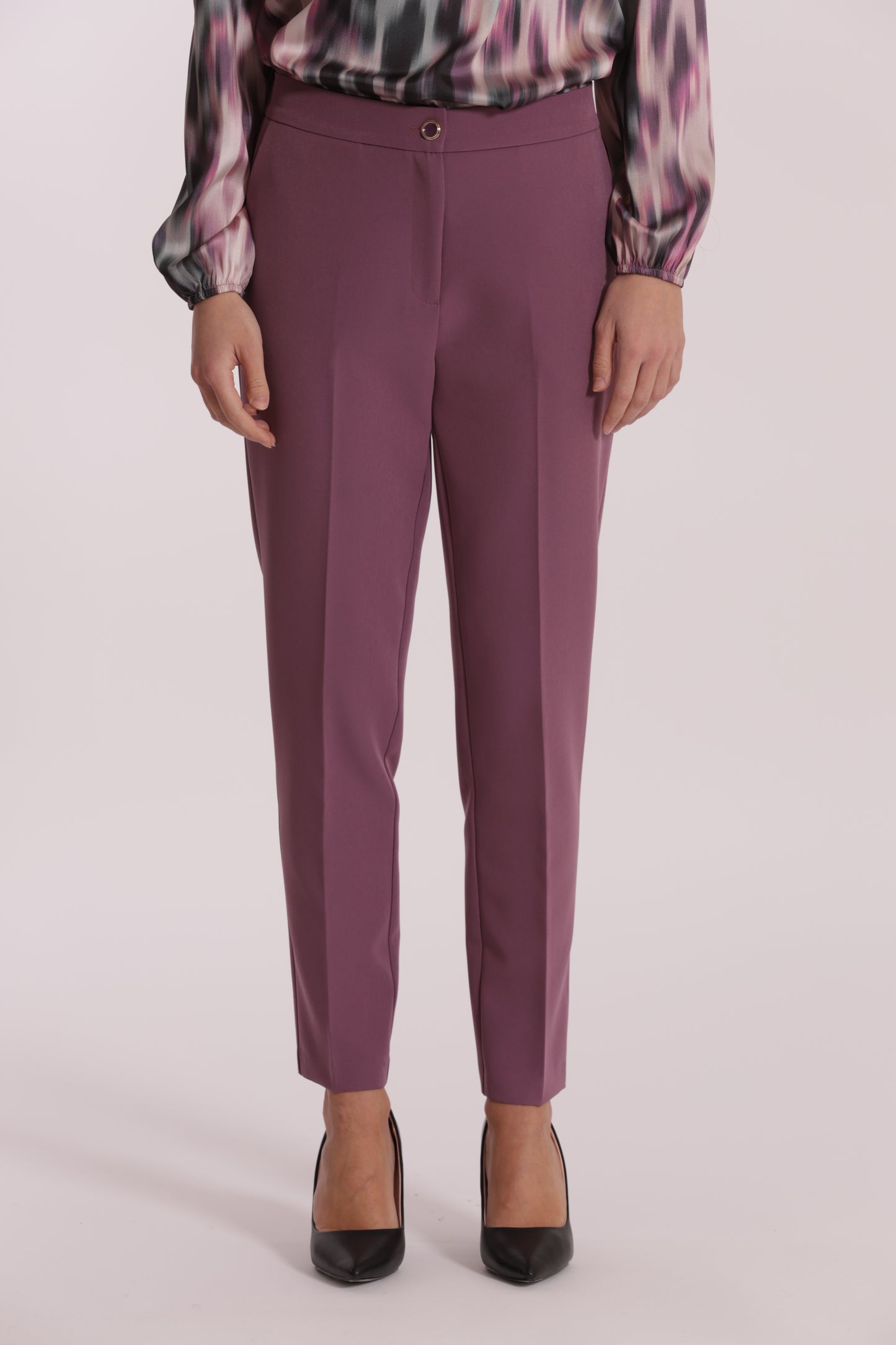 PANTALONE SIGARETTA CON ELASTICO DIETRO IN TESSUTO TECNICO