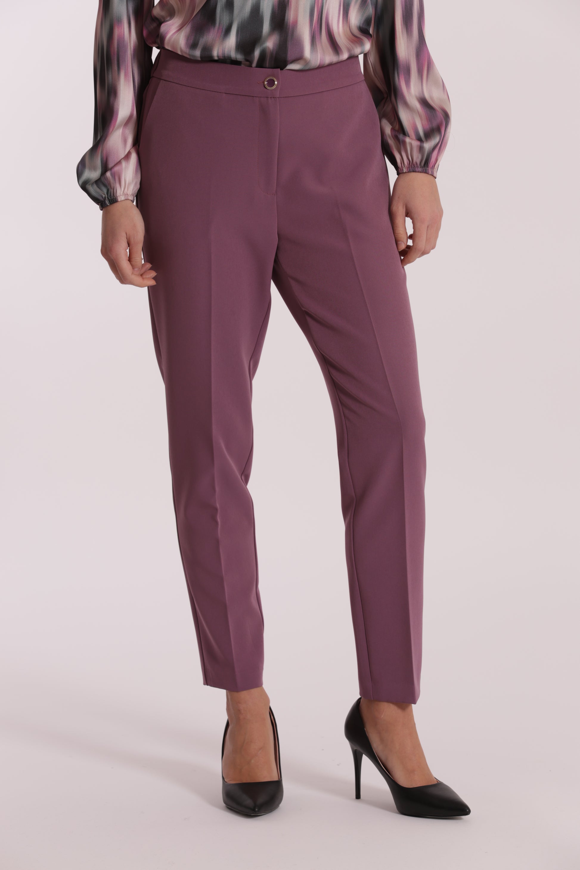 PANTALONE SIGARETTA CON ELASTICO DIETRO IN TESSUTO TECNICO