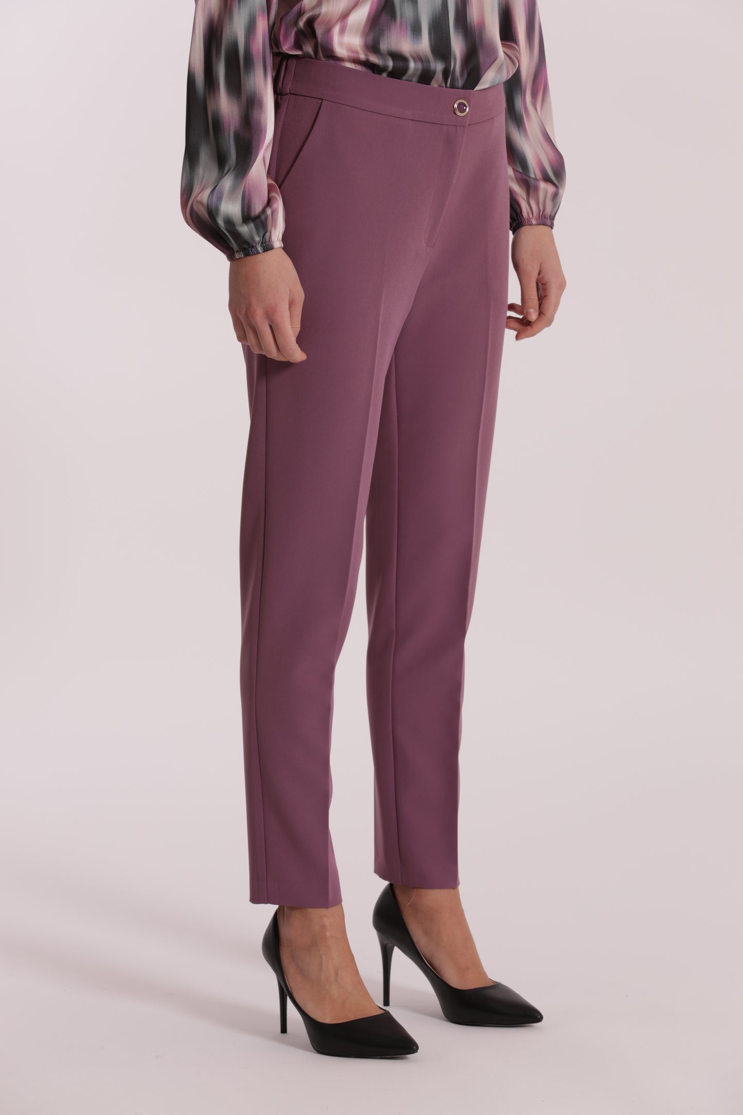 PANTALONE SIGARETTA CON ELASTICO DIETRO IN TESSUTO TECNICO