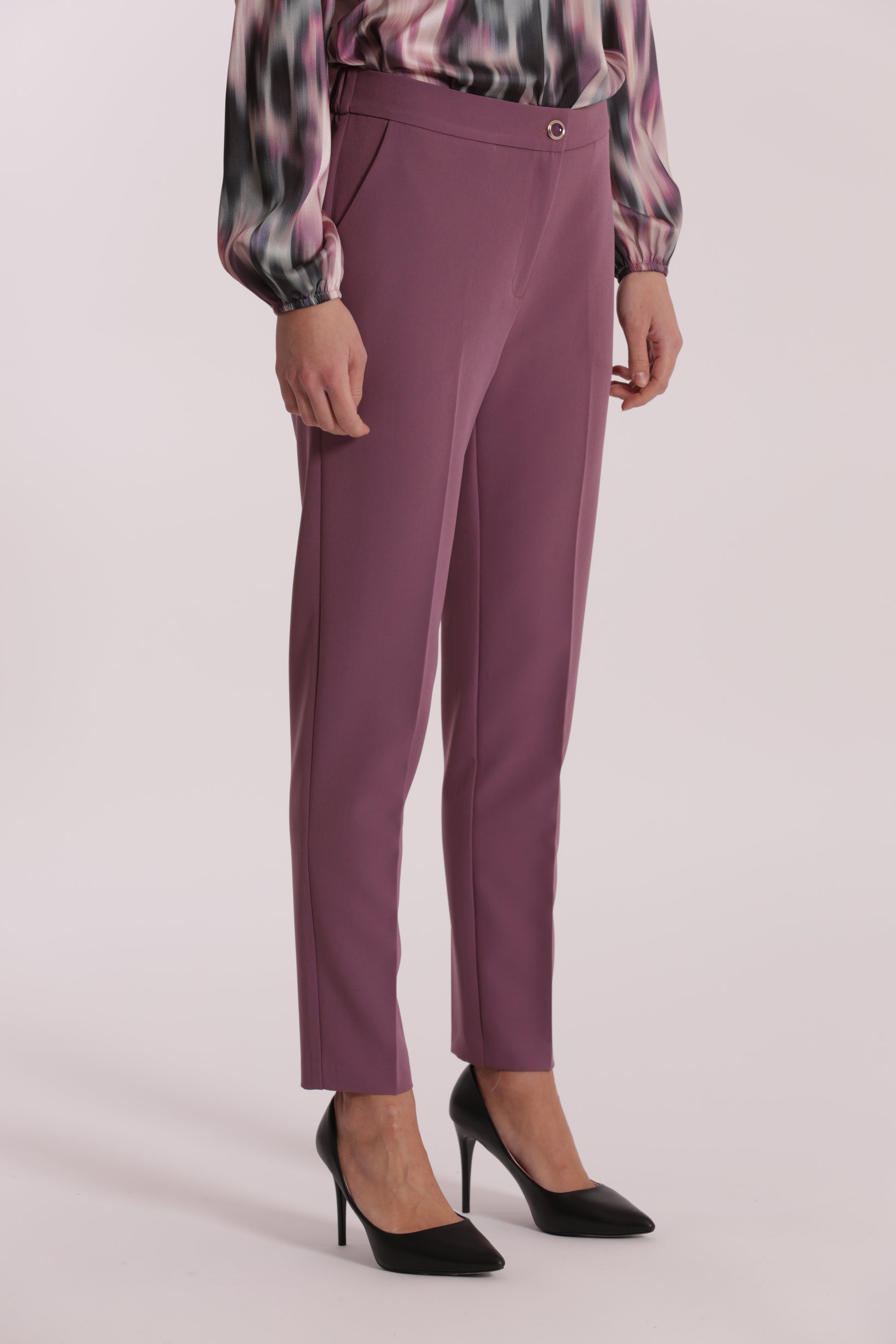PANTALONE SIGARETTA CON ELASTICO DIETRO IN TESSUTO TECNICO