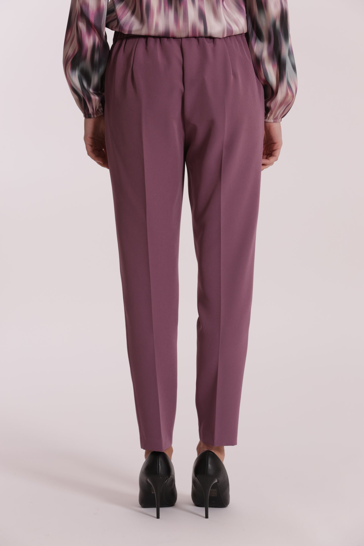 PANTALONE SIGARETTA CON ELASTICO DIETRO IN TESSUTO TECNICO