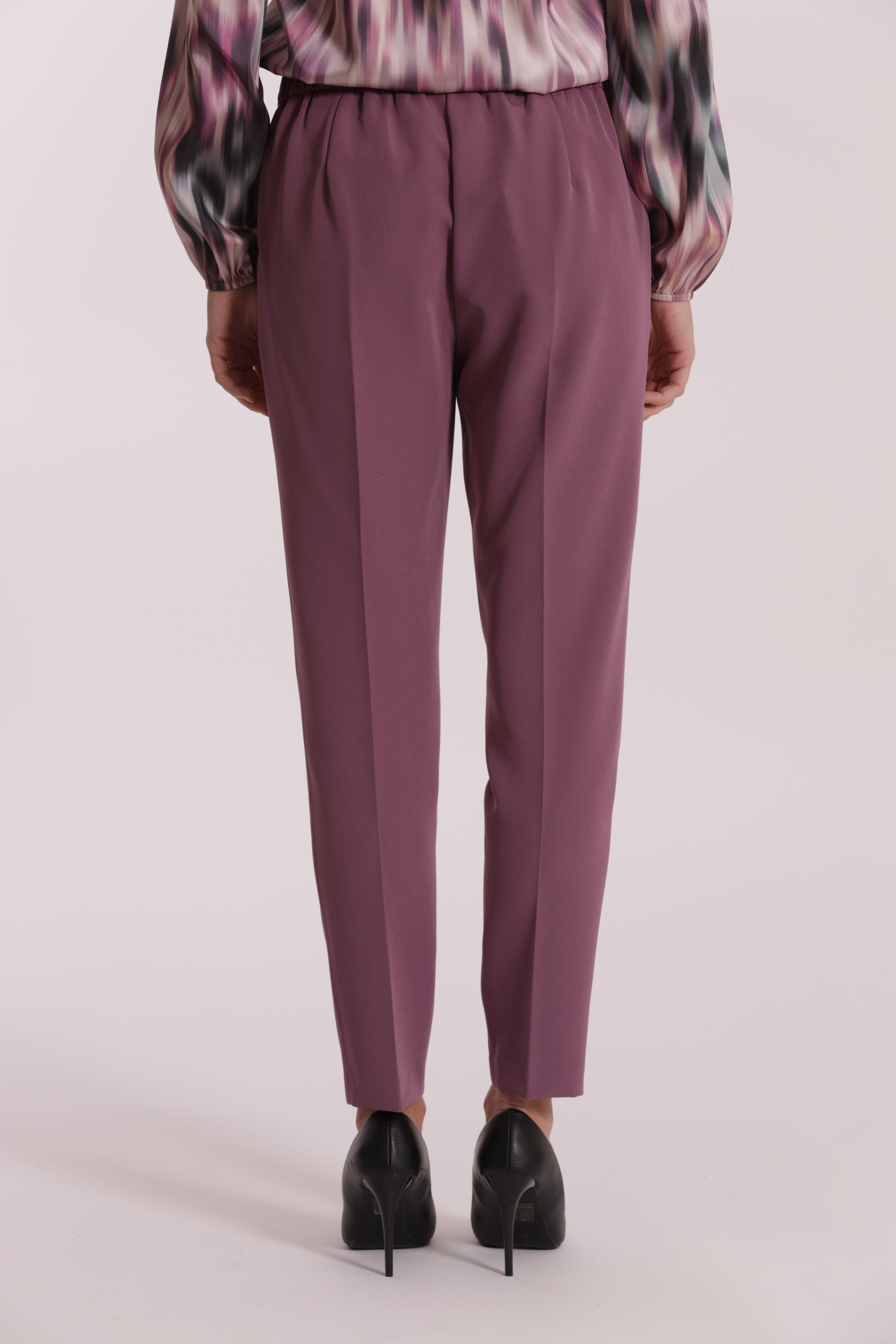 PANTALONE SIGARETTA CON ELASTICO DIETRO IN TESSUTO TECNICO