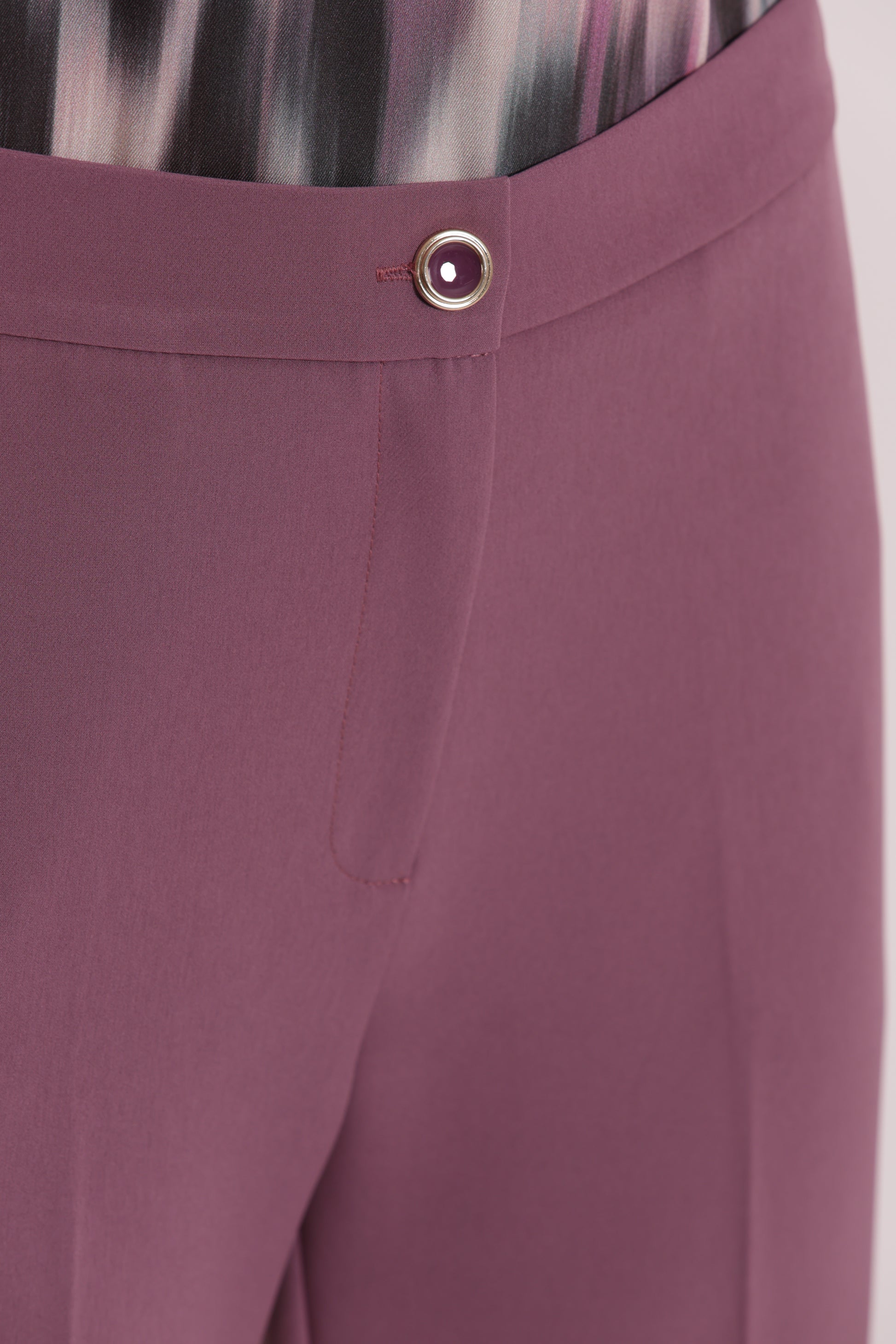PANTALONE SIGARETTA CON ELASTICO DIETRO IN TESSUTO TECNICO