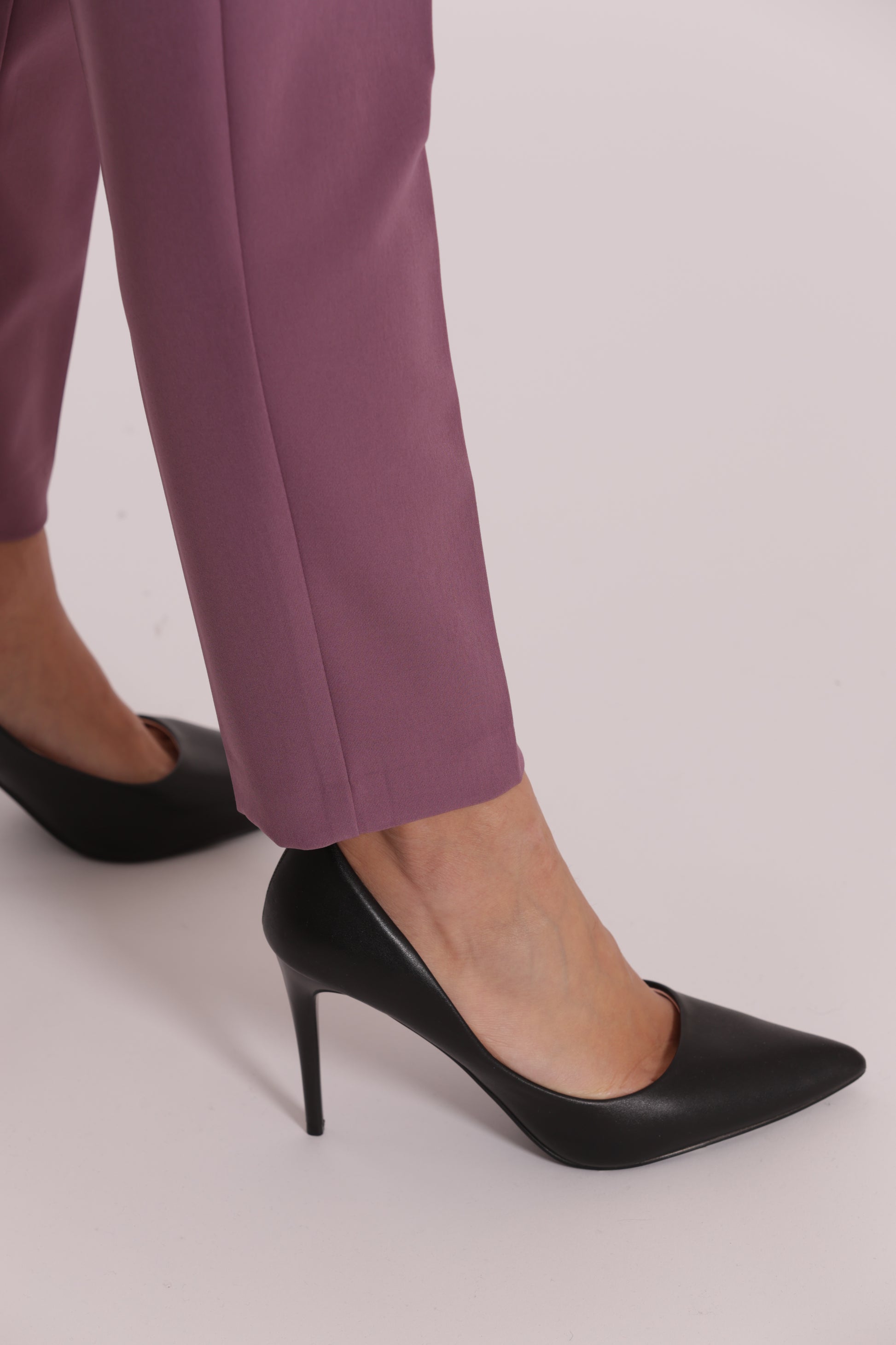 PANTALONE SIGARETTA CON ELASTICO DIETRO IN TESSUTO TECNICO