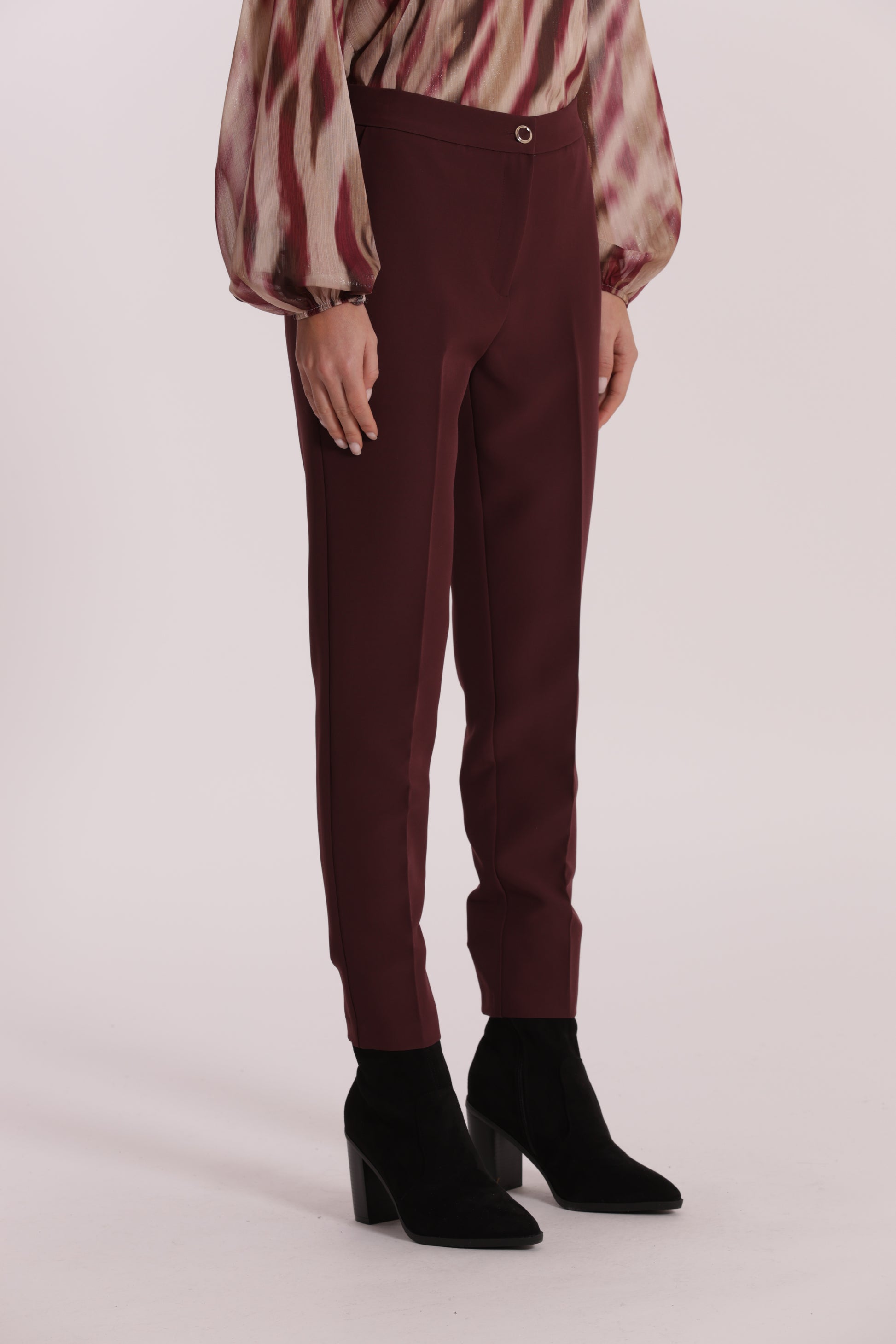 PANTALONE SIGARETTA CON ELASTICO DIETRO IN TESSUTO TECNICO