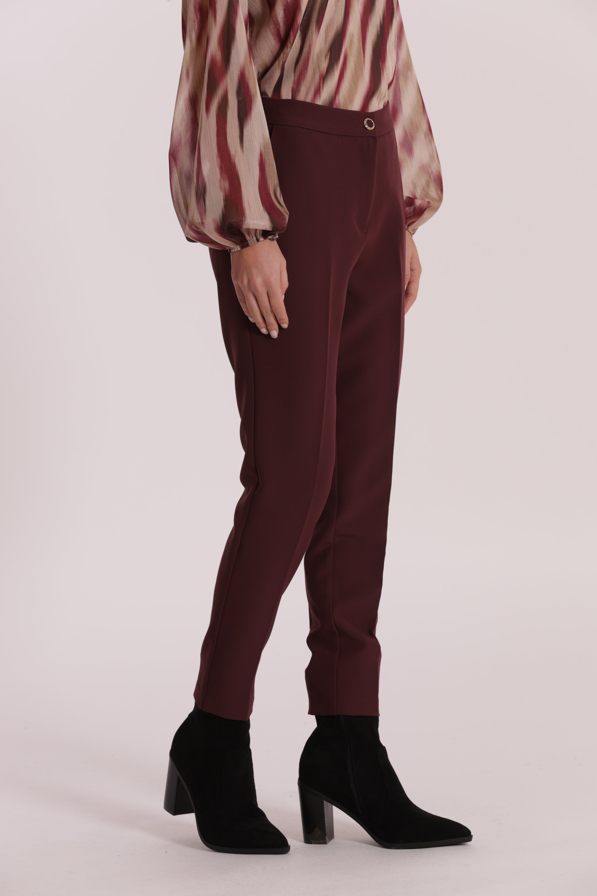 PANTALONE SIGARETTA CON ELASTICO DIETRO IN TESSUTO TECNICO