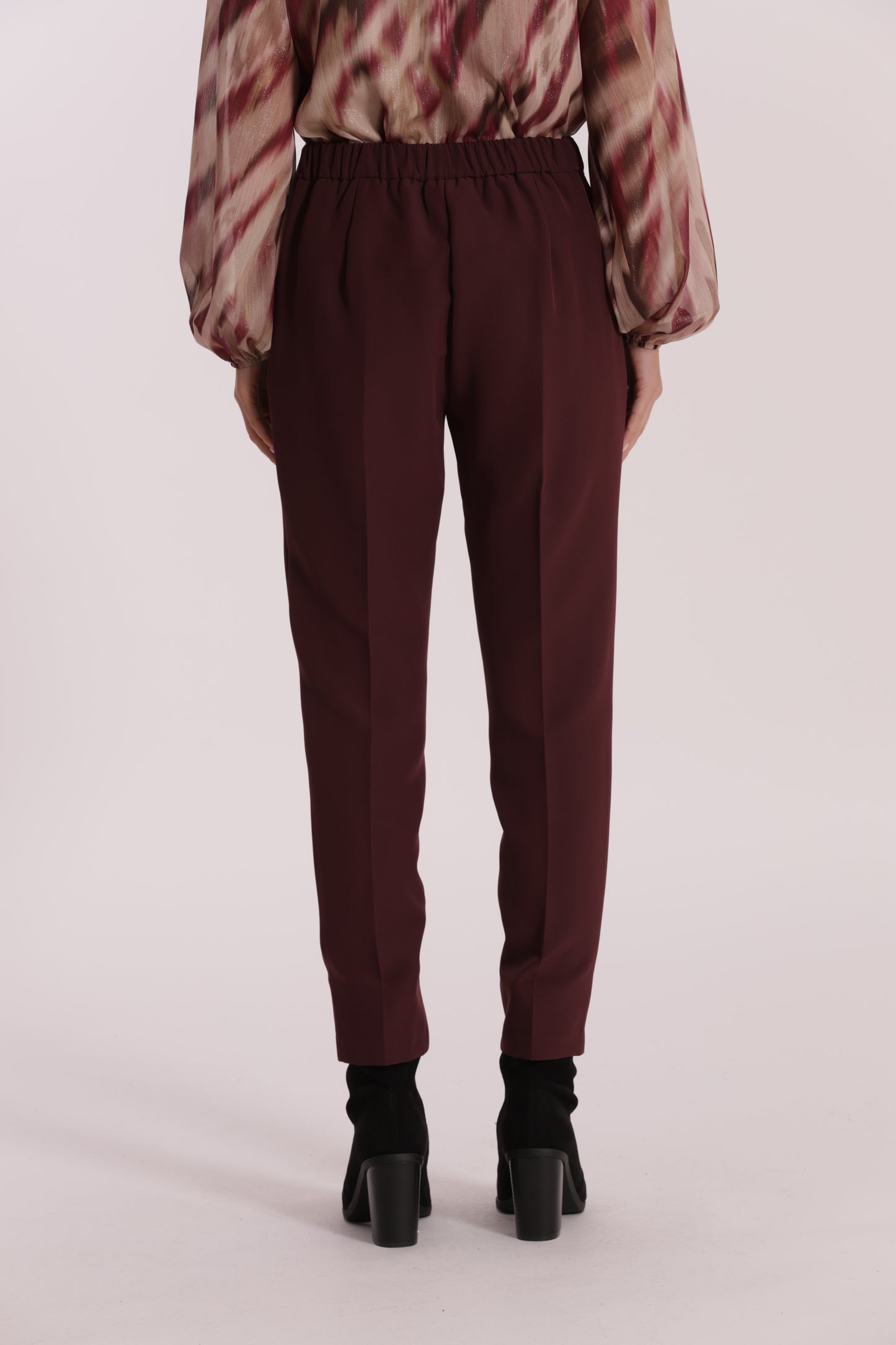 PANTALONE SIGARETTA CON ELASTICO DIETRO IN TESSUTO TECNICO