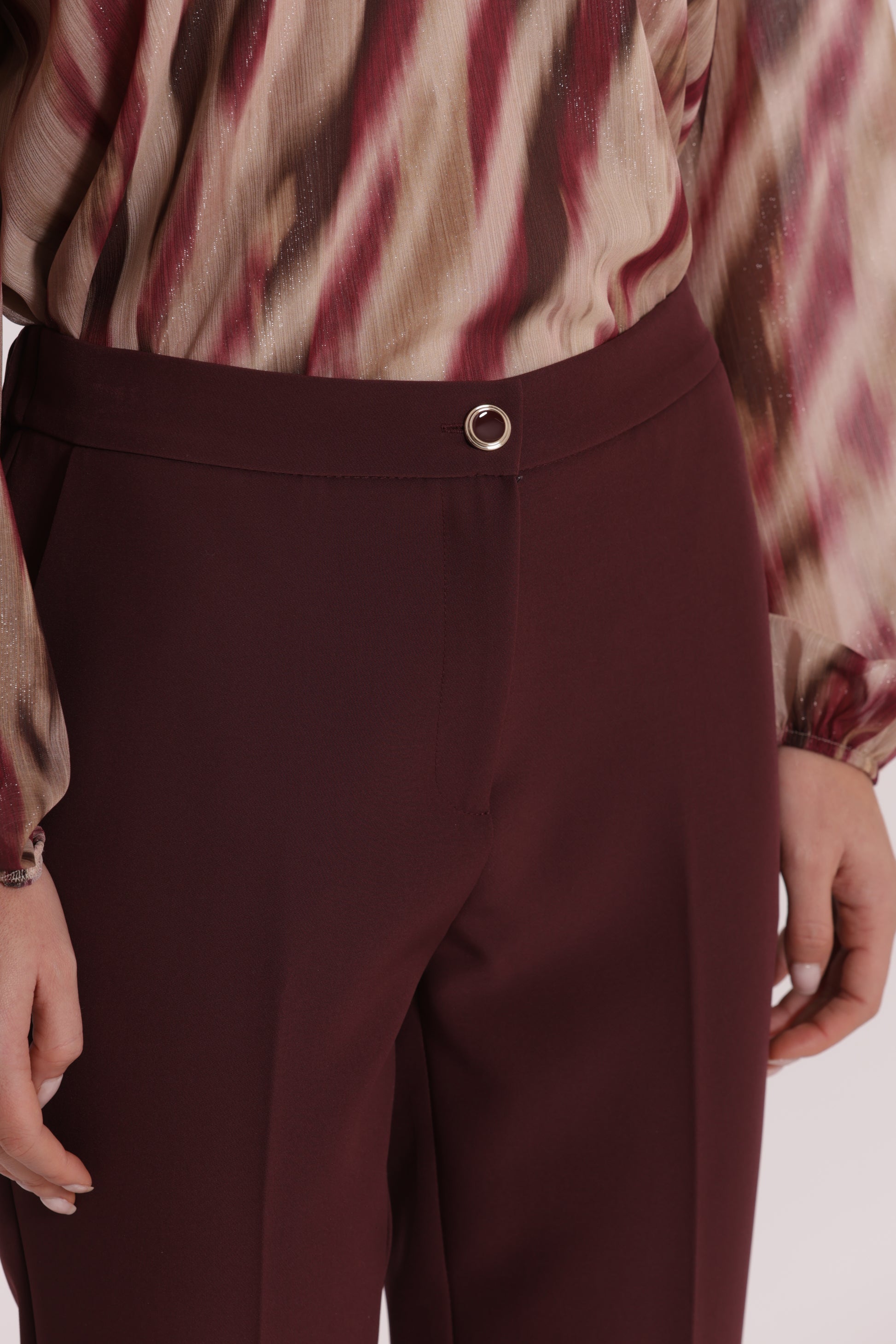 PANTALONE SIGARETTA CON ELASTICO DIETRO IN TESSUTO TECNICO