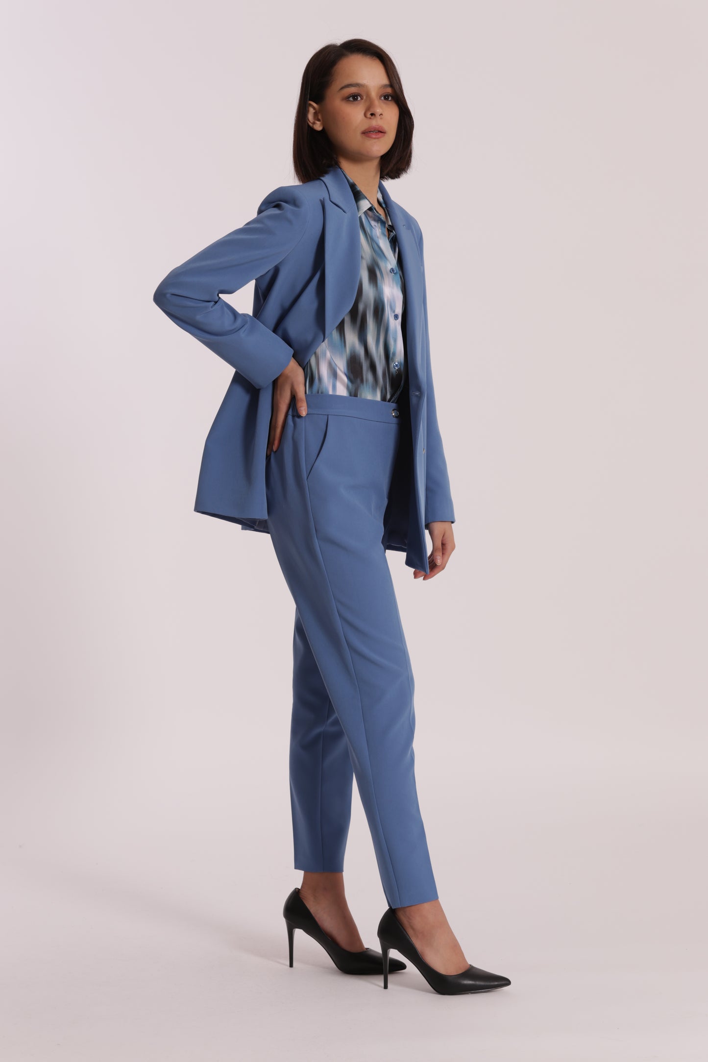 PANTALONE SIGARETTA CON ELASTICO DIETRO IN TESSUTO TECNICO