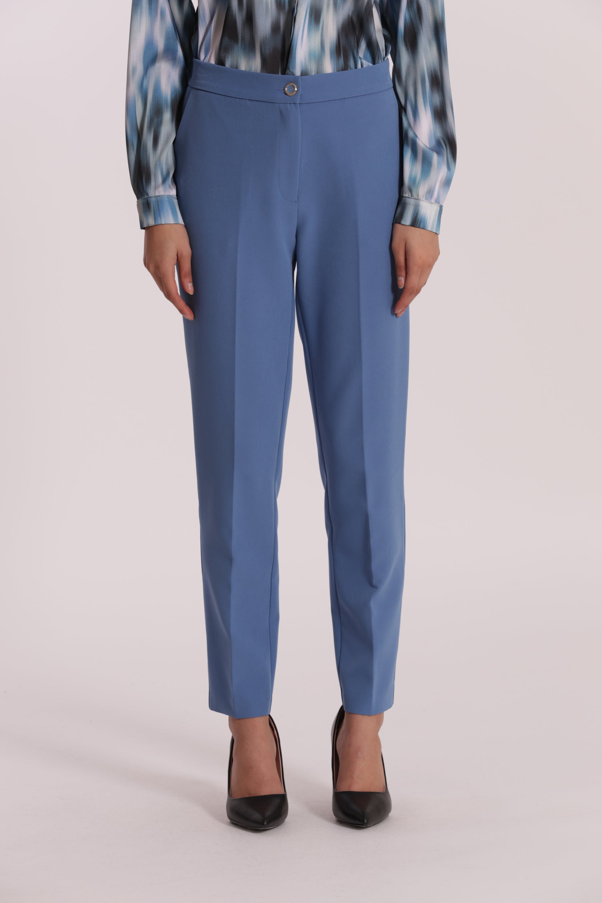 PANTALONE SIGARETTA CON ELASTICO DIETRO IN TESSUTO TECNICO