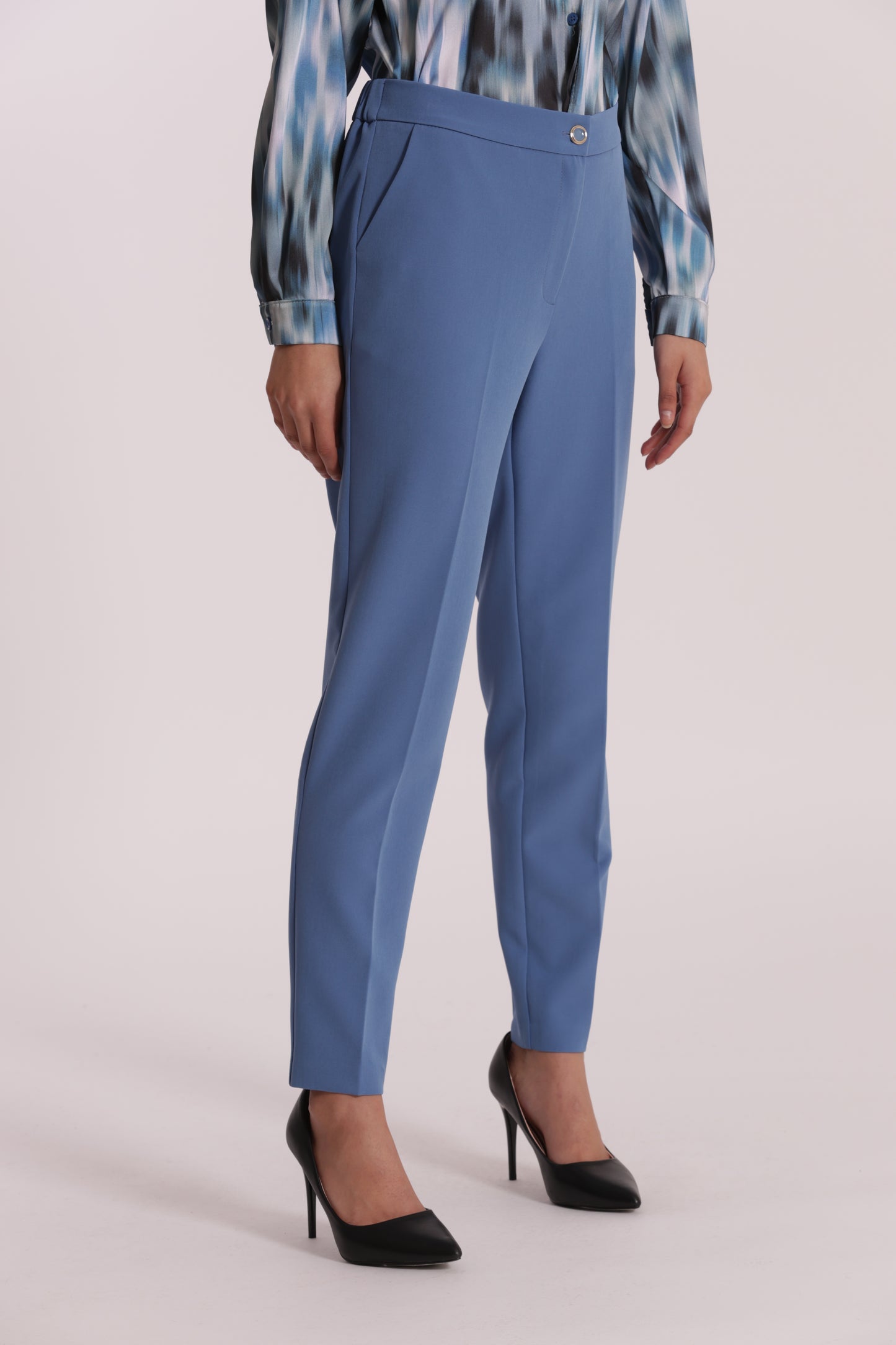 PANTALONE SIGARETTA CON ELASTICO DIETRO IN TESSUTO TECNICO