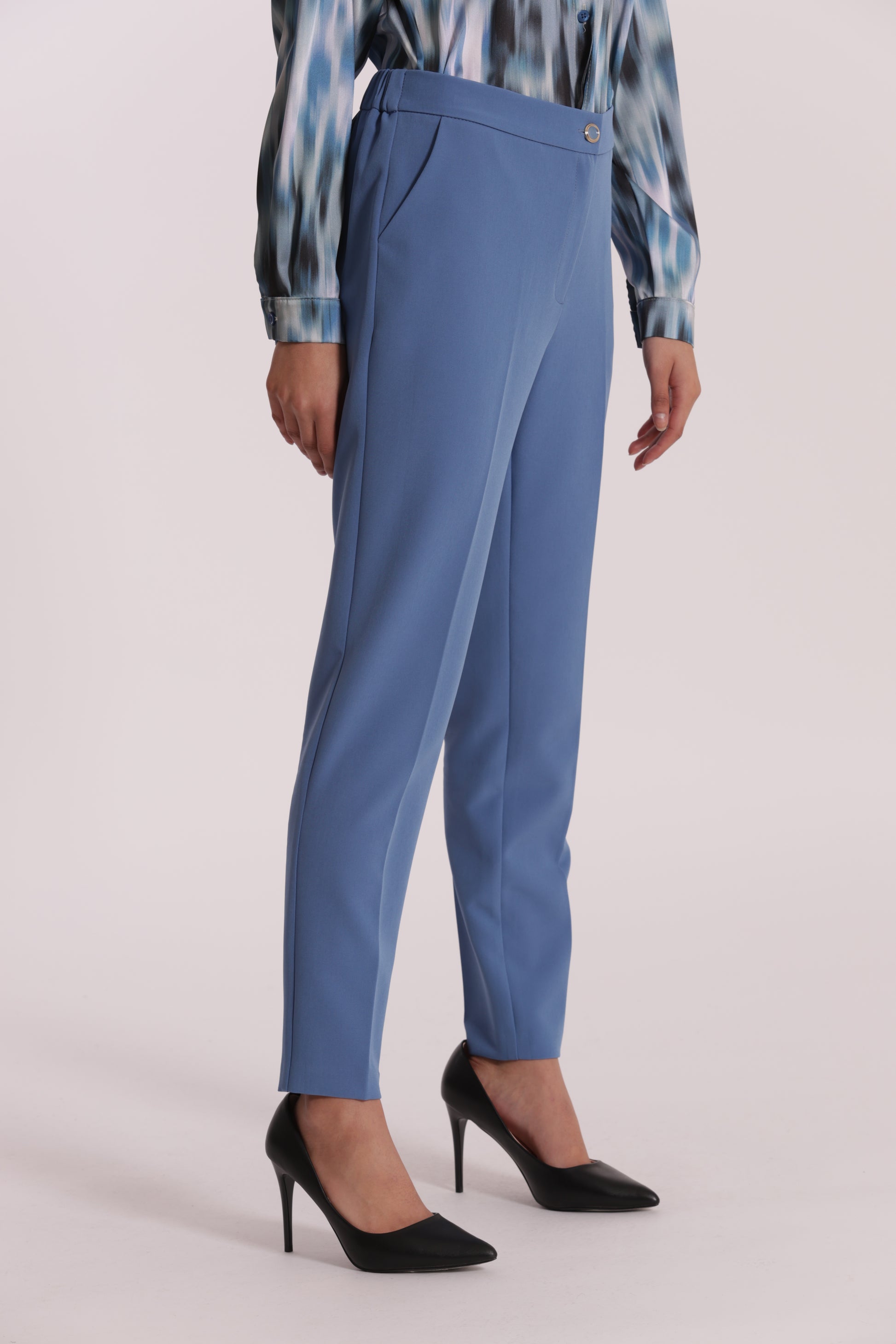 PANTALONE SIGARETTA CON ELASTICO DIETRO IN TESSUTO TECNICO