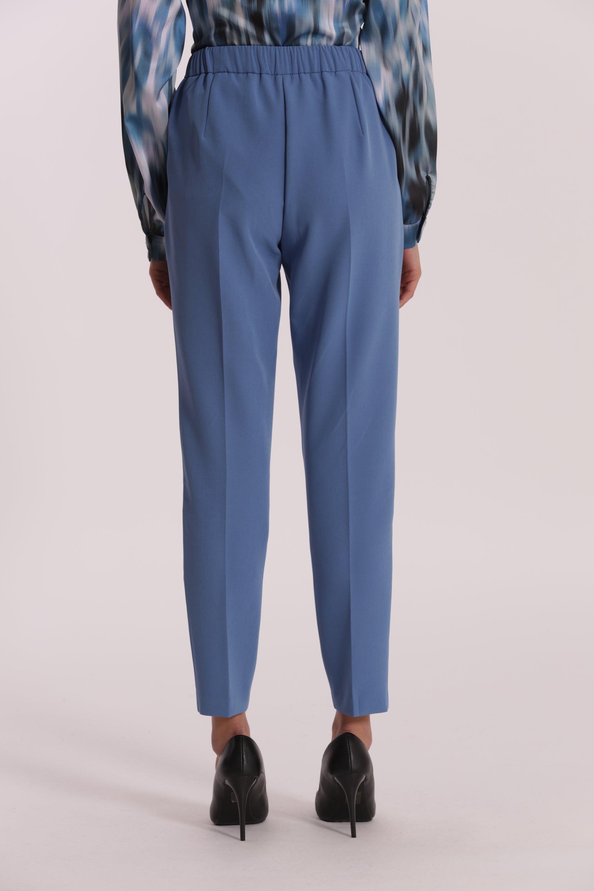 PANTALONE SIGARETTA CON ELASTICO DIETRO IN TESSUTO TECNICO