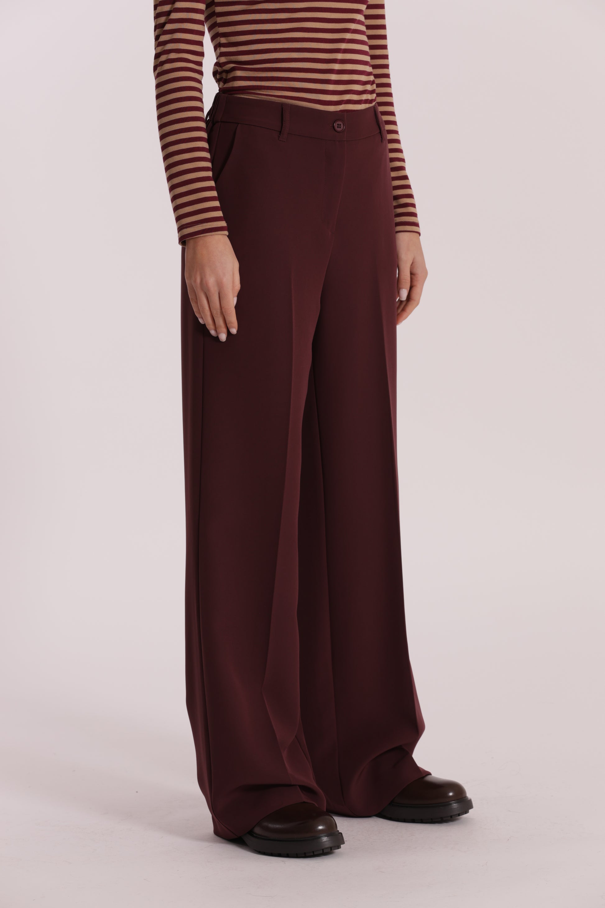 PANTALONE PALAZZO CON ELASTICO DIETRO IN TESSUTO TECNICO