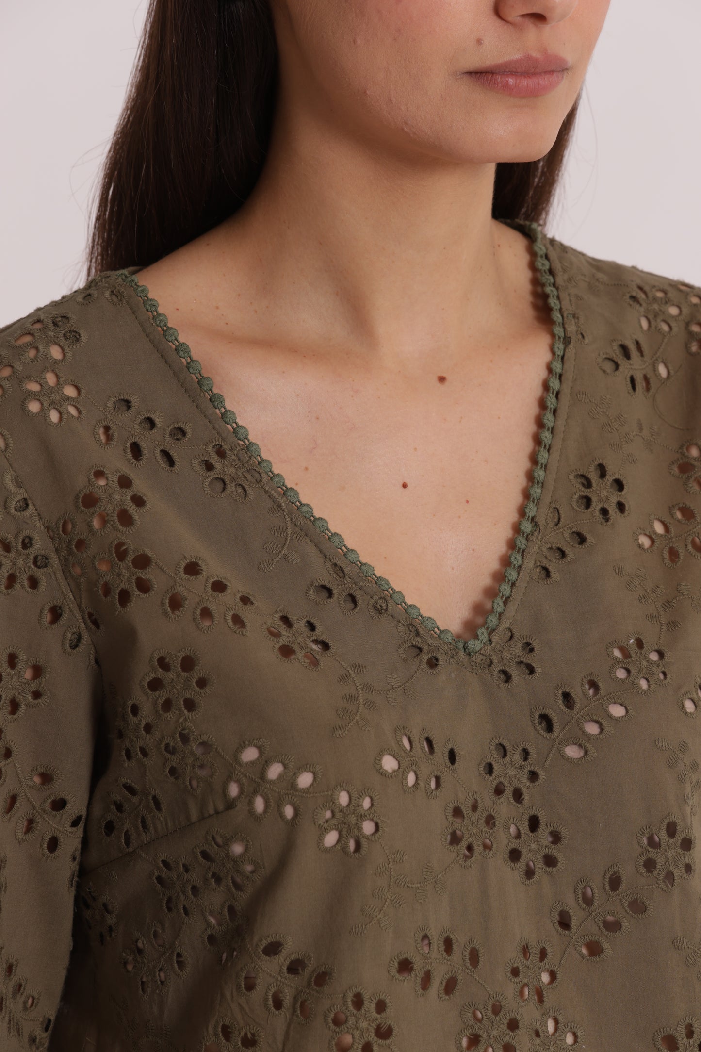 BLUSA SCOLLO A V IN SANGALLO