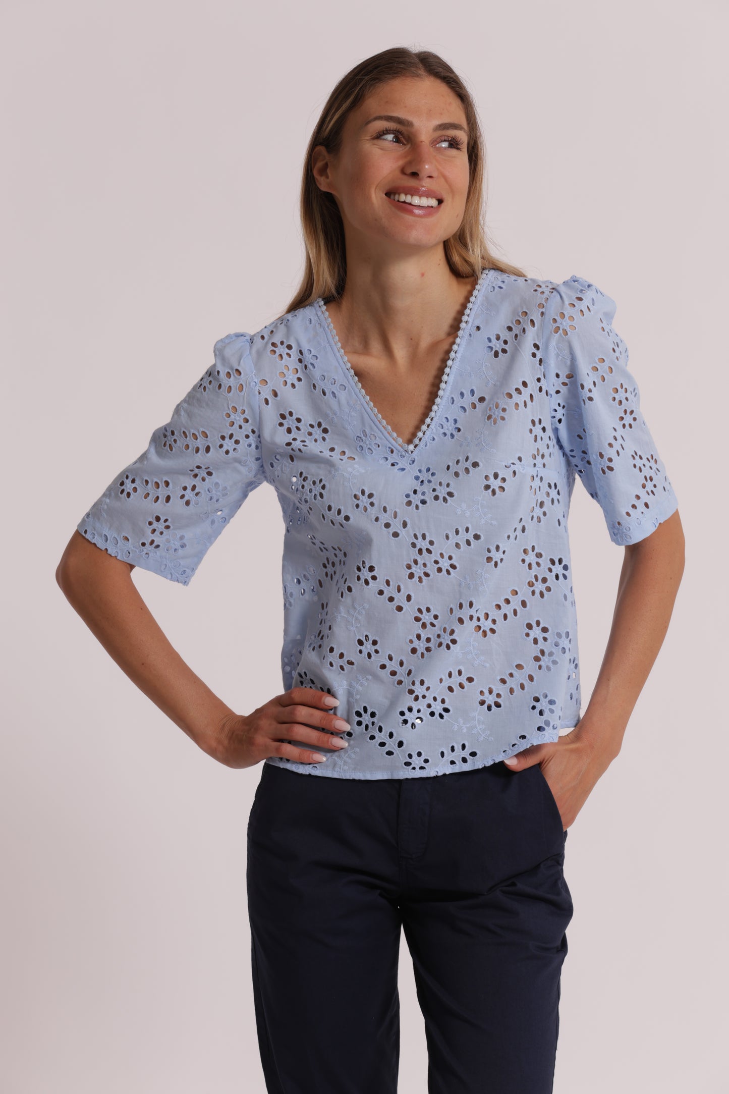 BLUSA SCOLLO A V IN SANGALLO