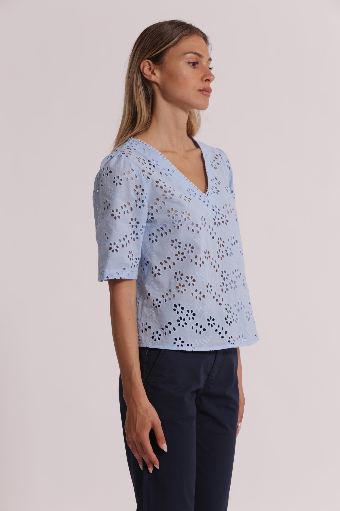 BLUSA SCOLLO A V IN SANGALLO