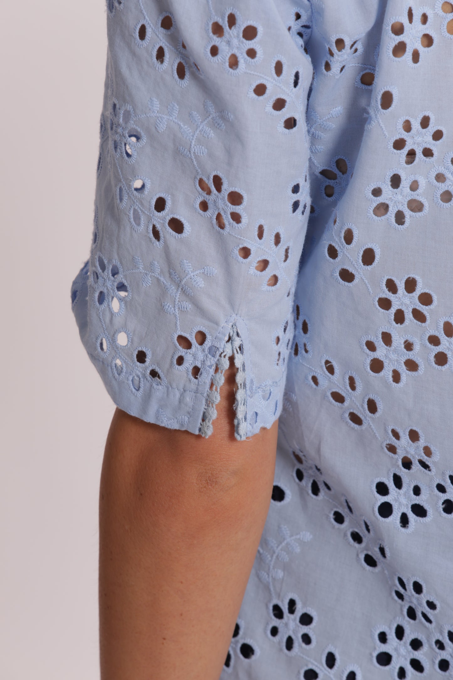 BLUSA SCOLLO A V IN SANGALLO