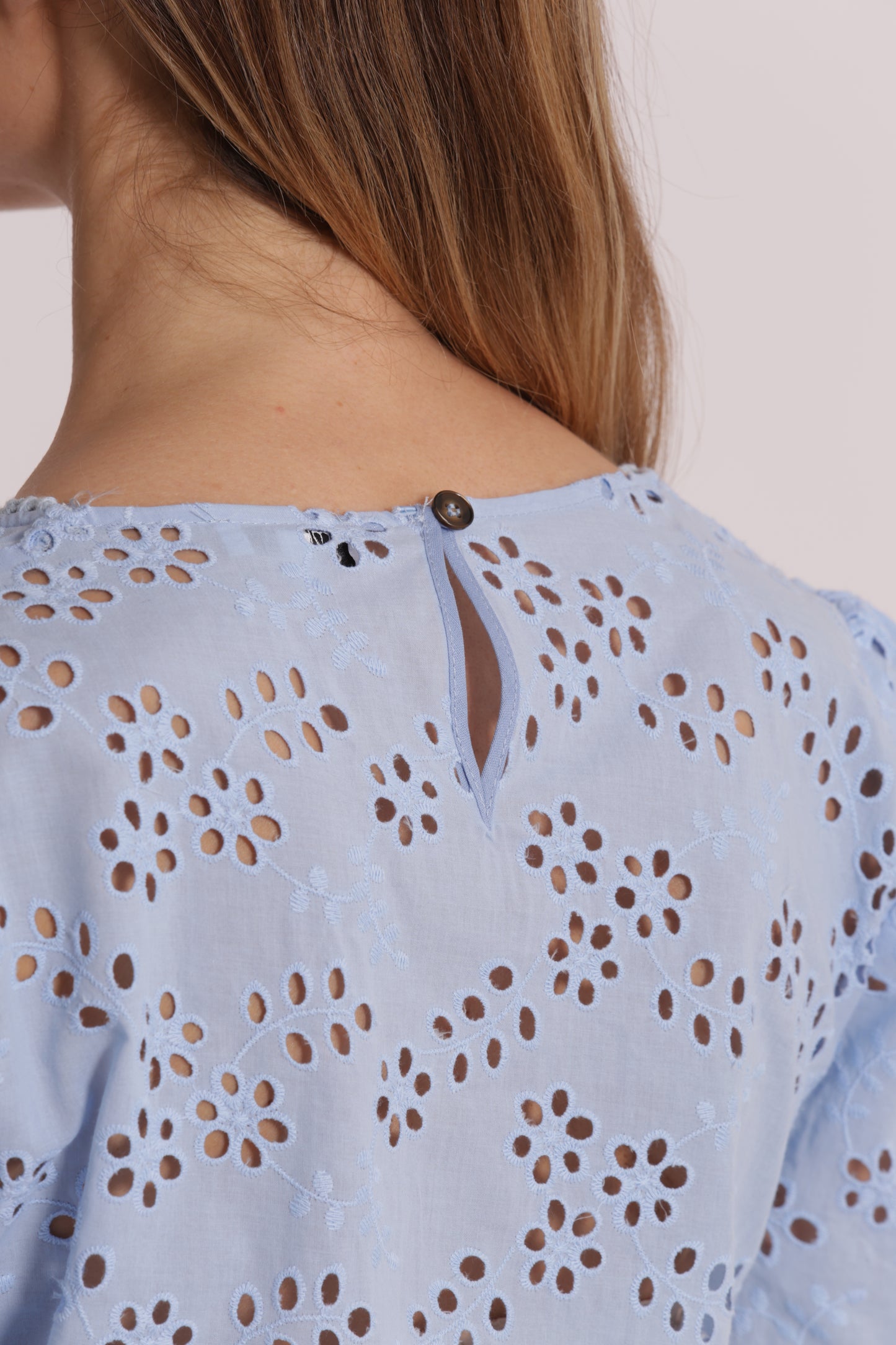 BLUSA SCOLLO A V IN SANGALLO