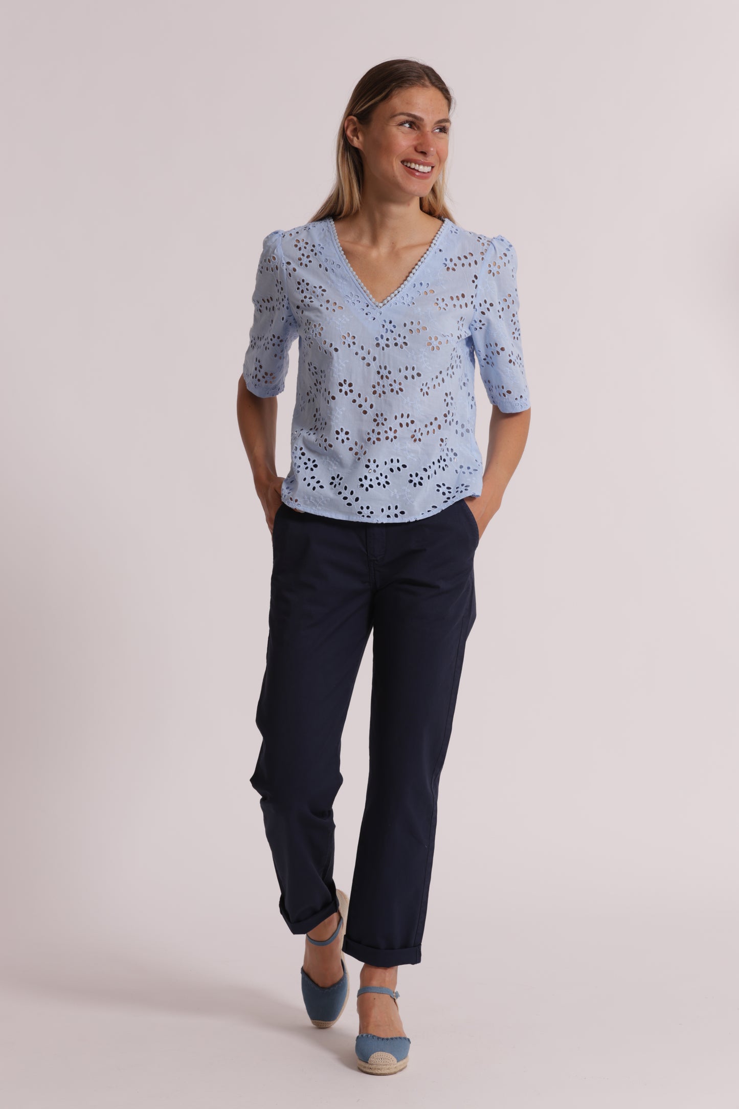 BLUSA SCOLLO A V IN SANGALLO