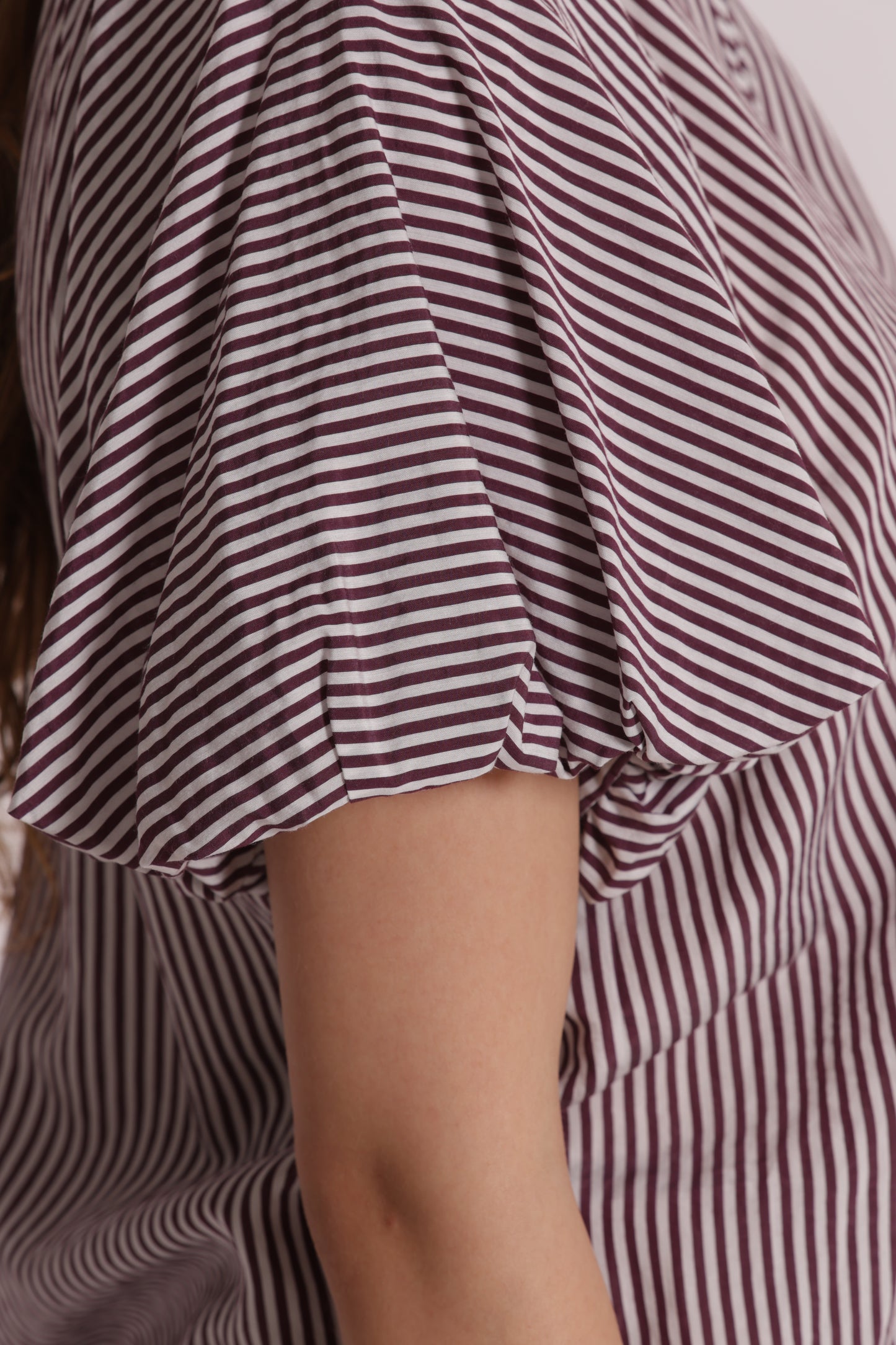 BLUSA CON MANICHE A PALLONCINO A RIGHE
