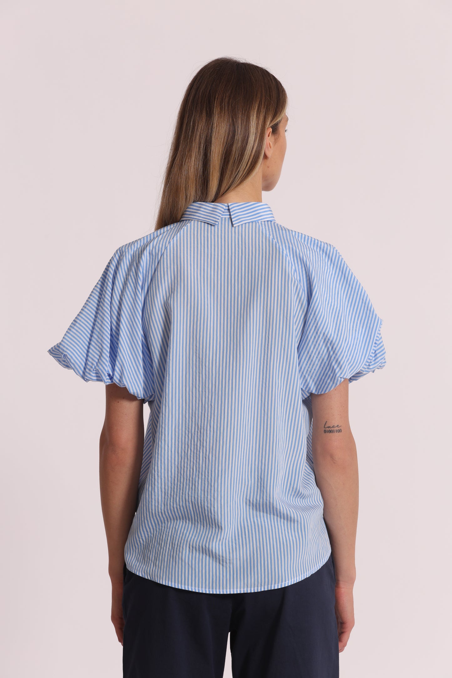 BLUSA CON MANICHE A PALLONCINO A RIGHE
