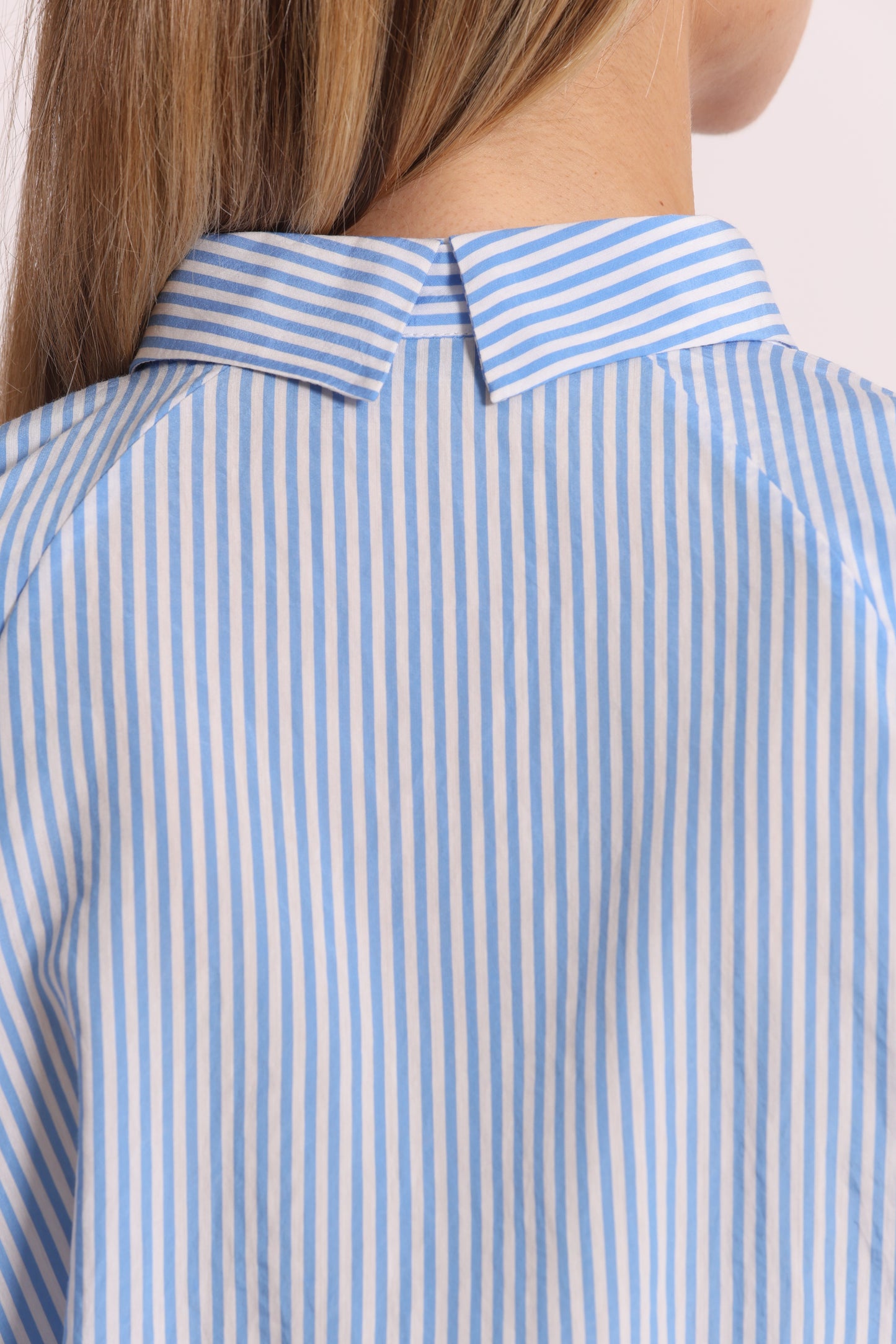 BLUSA CON MANICHE A PALLONCINO A RIGHE