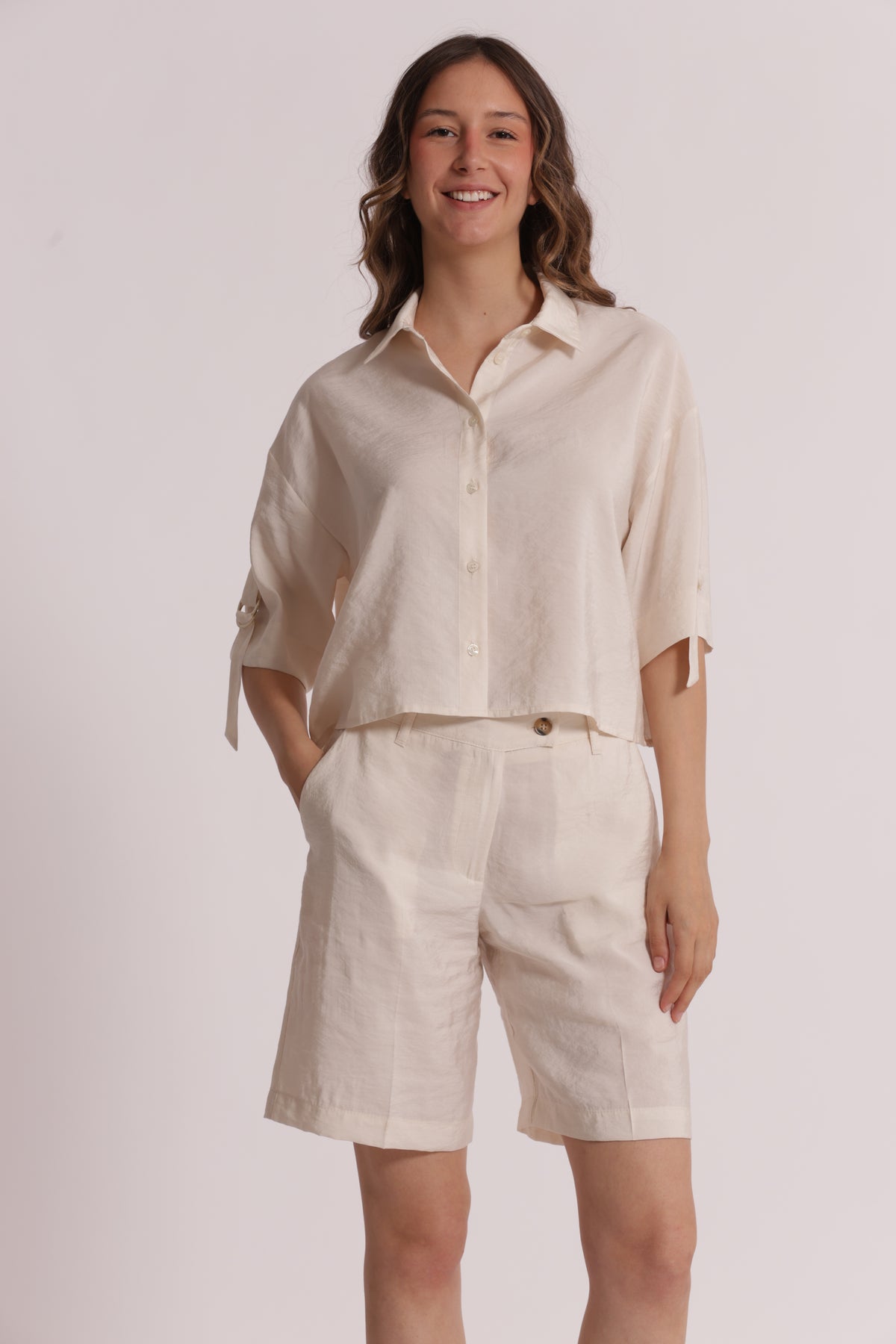 CAMICIA CROPPED CON FIBBIE SU MANICHE IN MODAL CUPRO