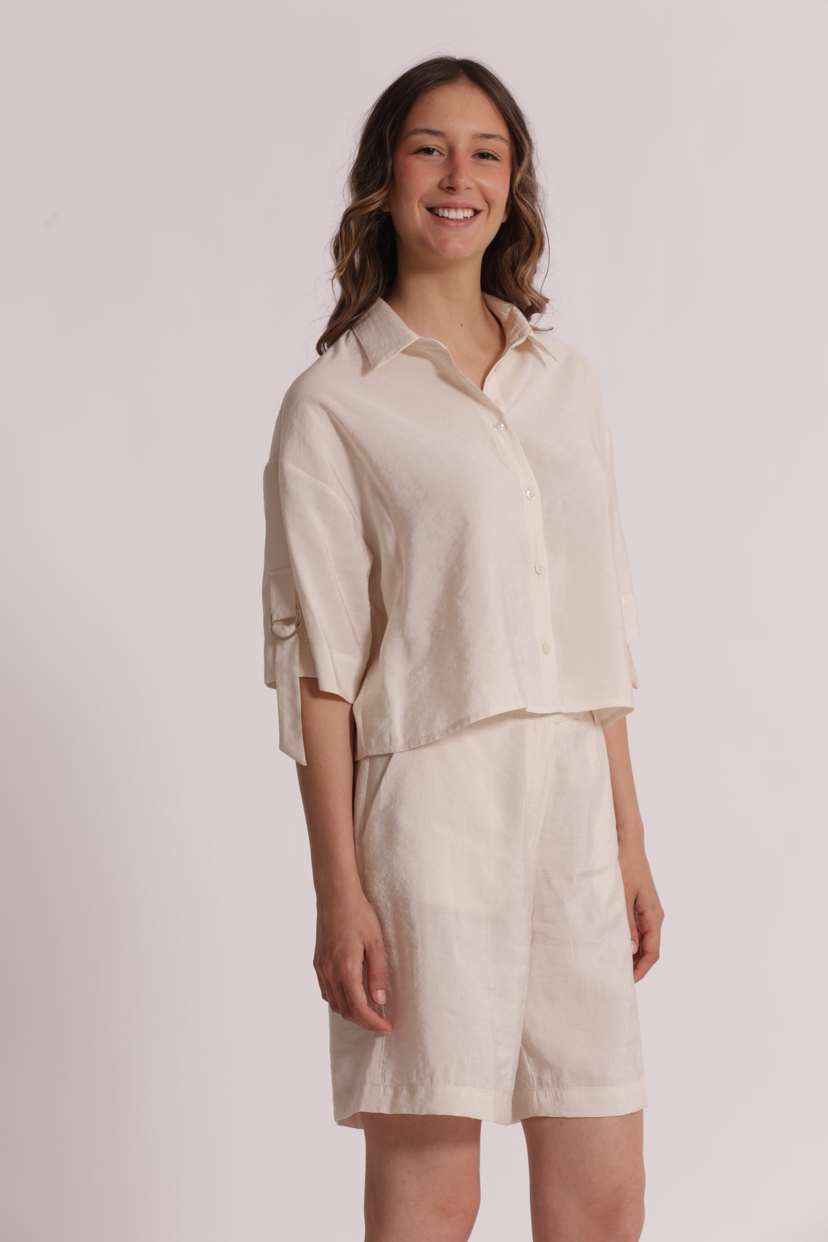 CAMICIA CROPPED CON FIBBIE SU MANICHE IN MODAL CUPRO
