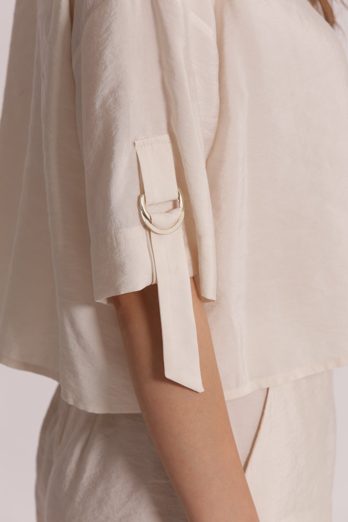 CAMICIA CROPPED CON FIBBIE SU MANICHE IN MODAL CUPRO